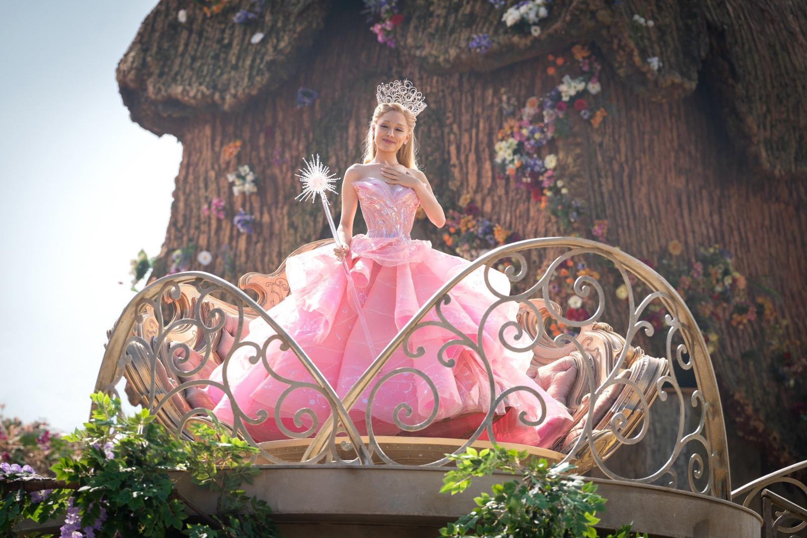 7 Gaun Pink Terikonik Karakter di Film Hollywood Terkenal