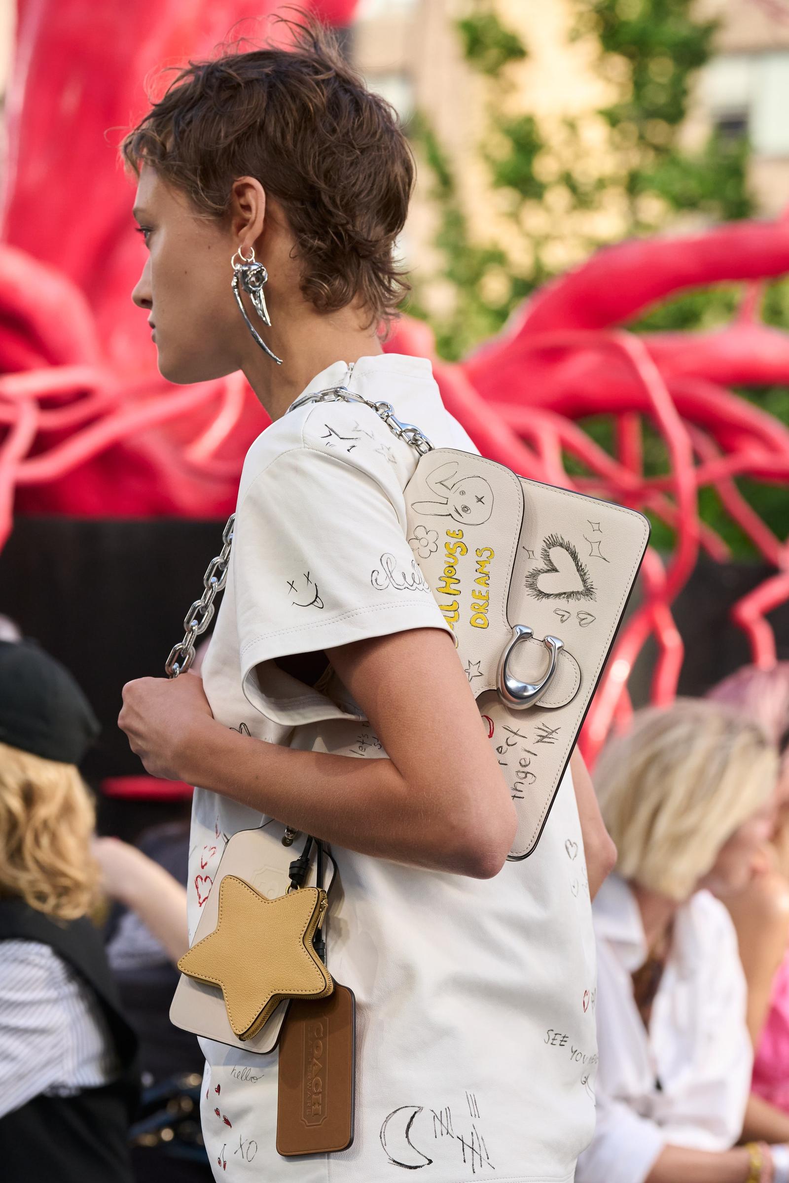 7 Brand Internasional yang Viralkan Trend Fashion 'Bag Charms'