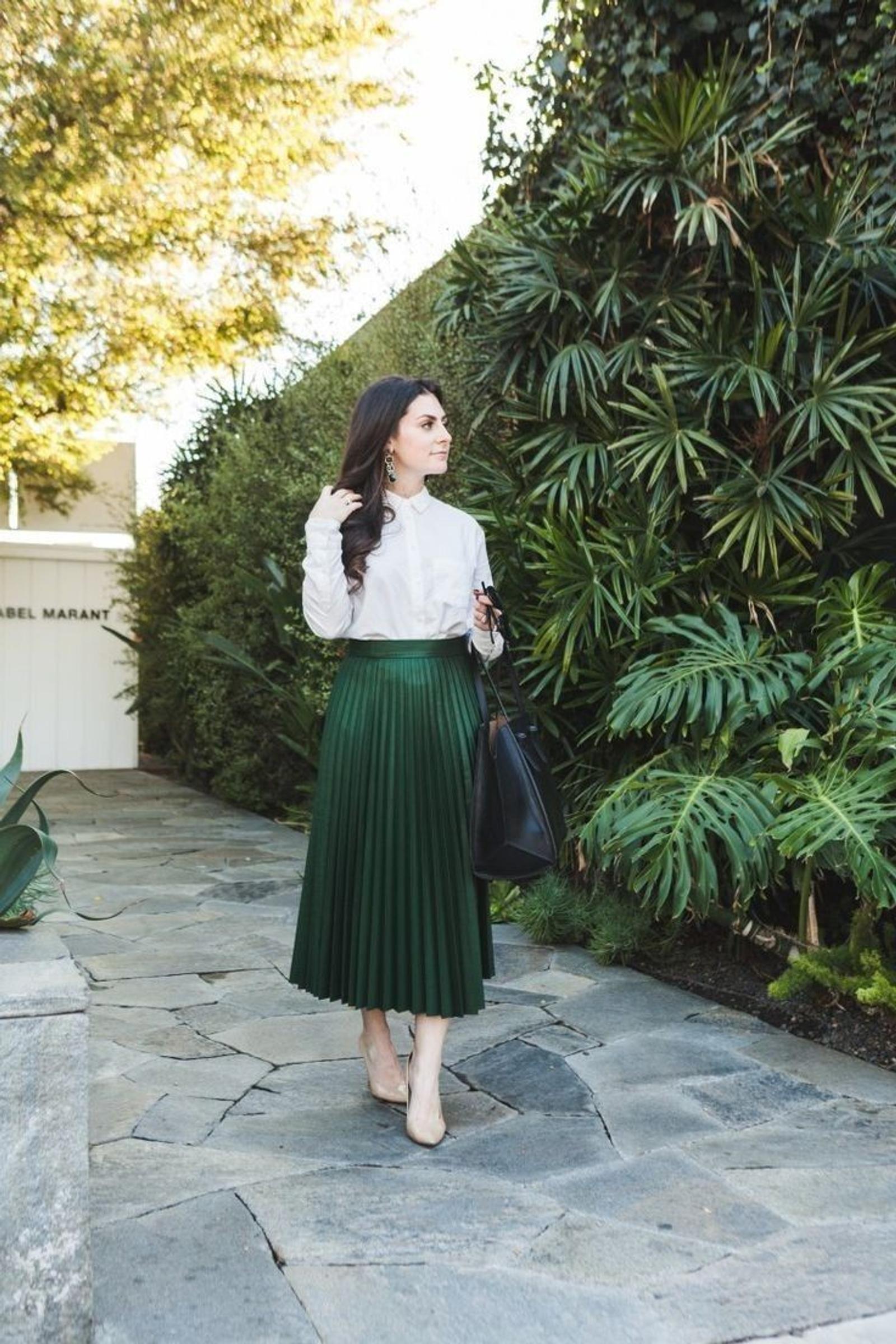Rok Hijau Cocok dengan Baju Warna Apa? Ini Dia 8 Rekomendasinya