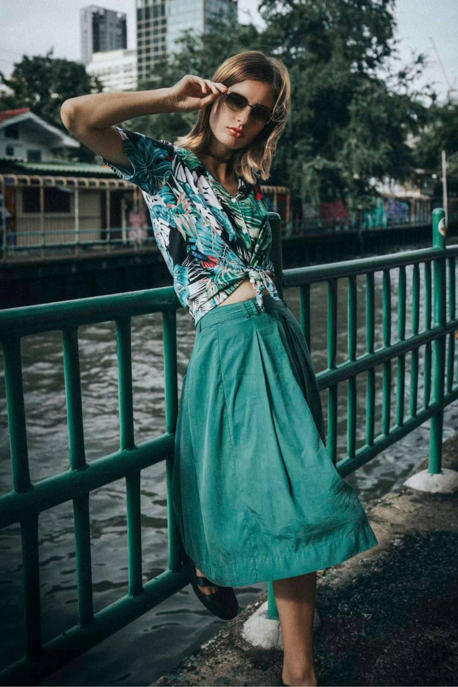 Rok Hijau Cocok dengan Baju Warna Apa? Ini Dia 8 Rekomendasinya
