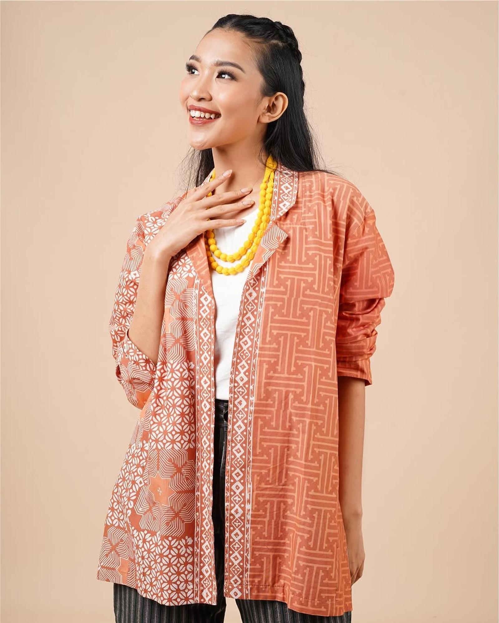 Rekomendasi Cardigan Batik Lengan Panjang Modern, Modelnya Cantik!
