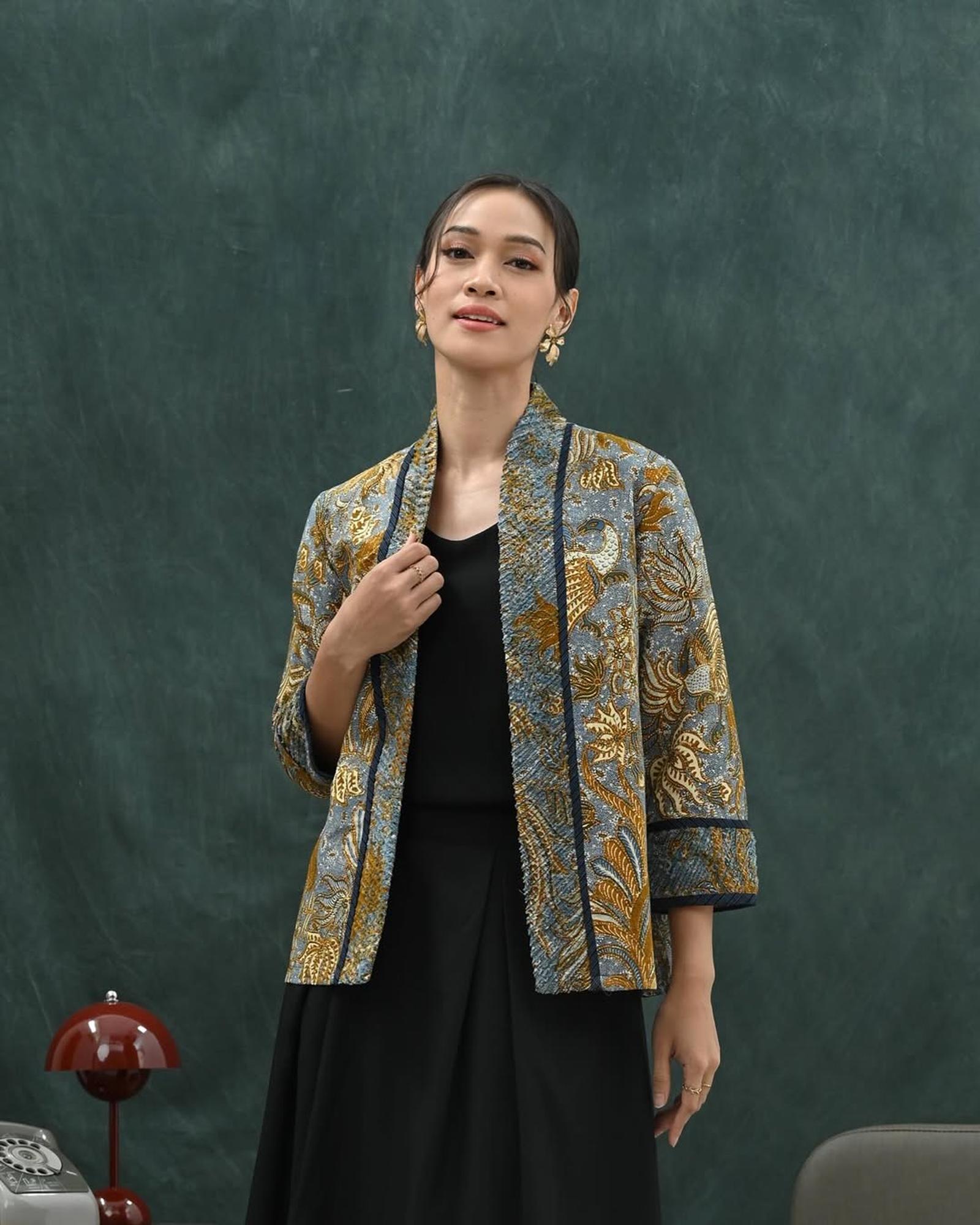 Rekomendasi Cardigan Batik Lengan Panjang Modern, Modelnya Cantik!