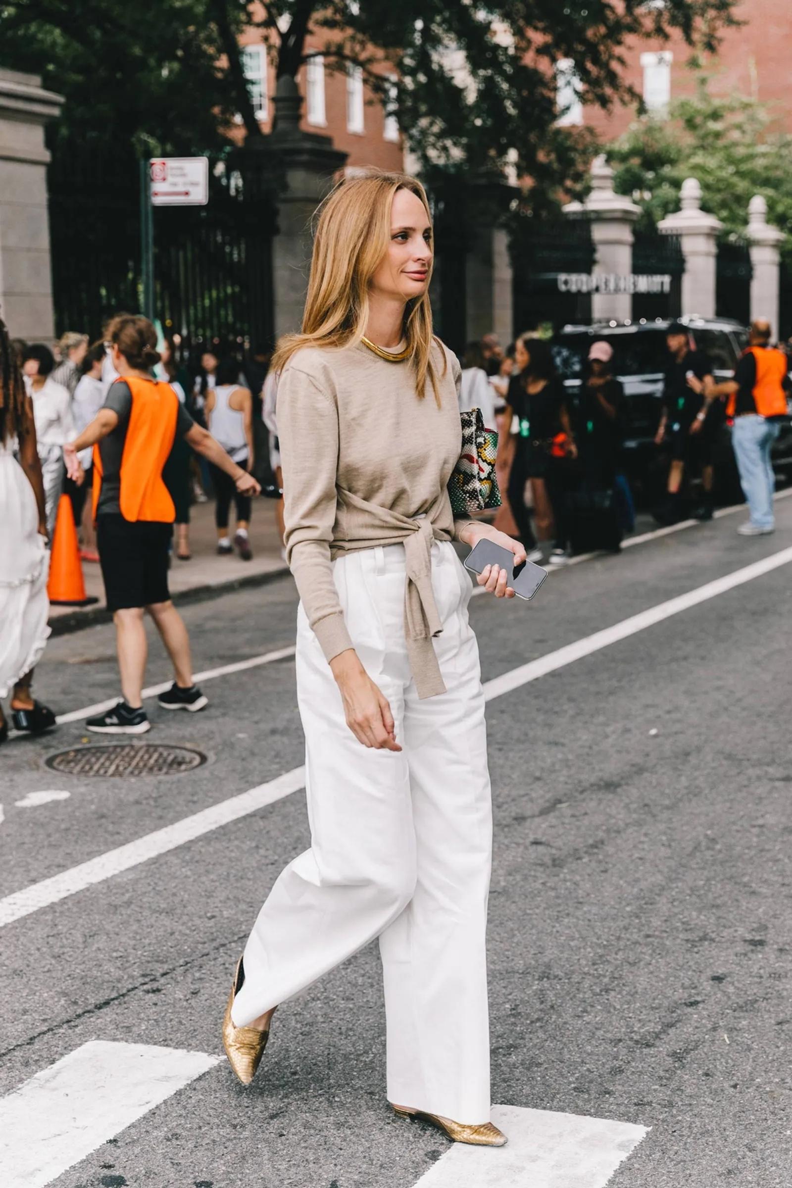 Contek OOTD Kulot Putih buat Ngantor dari Gaya Street Style