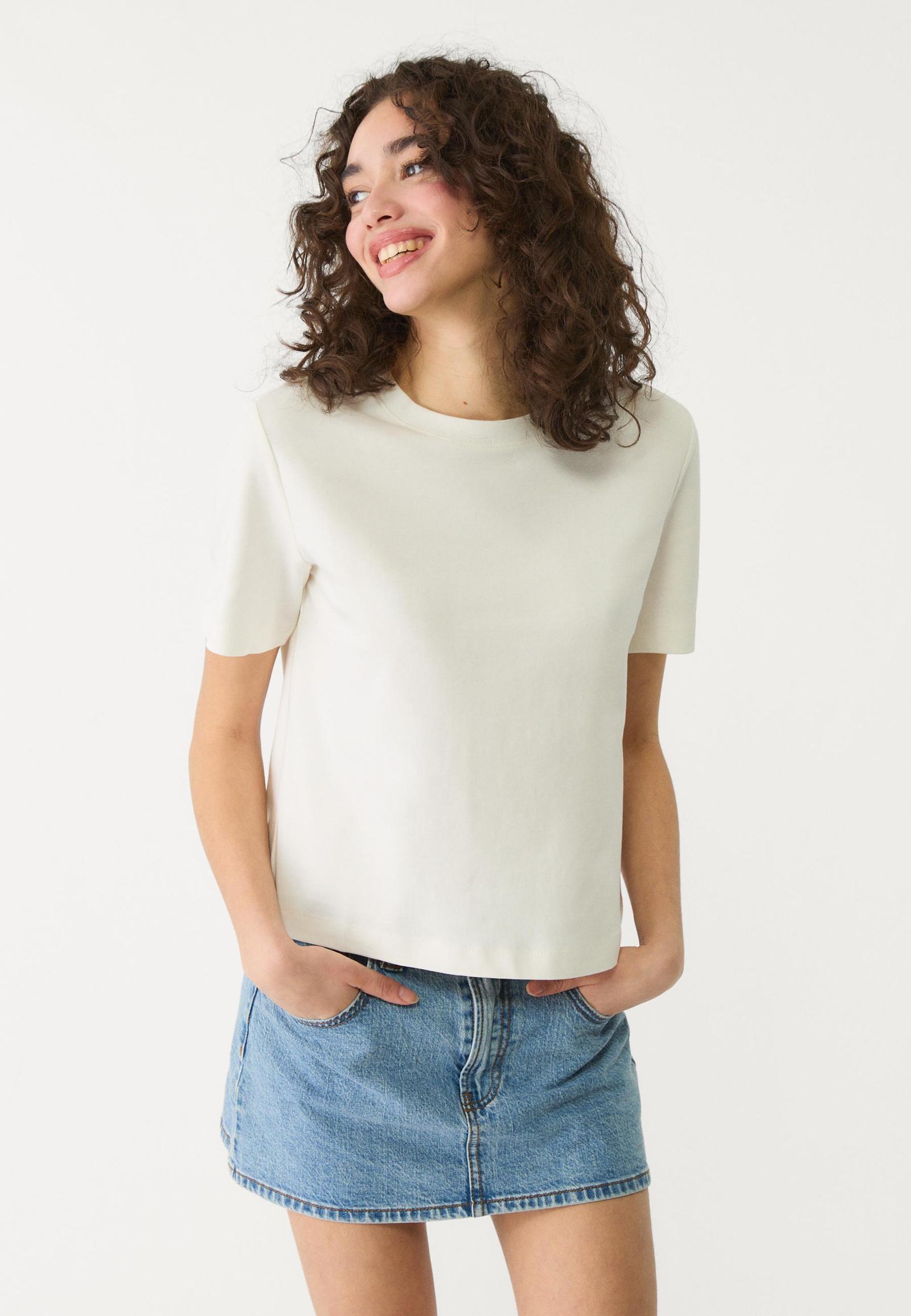 Cek di sini! Perbedaan Kaos Oversized dan Kaos Regular Fit