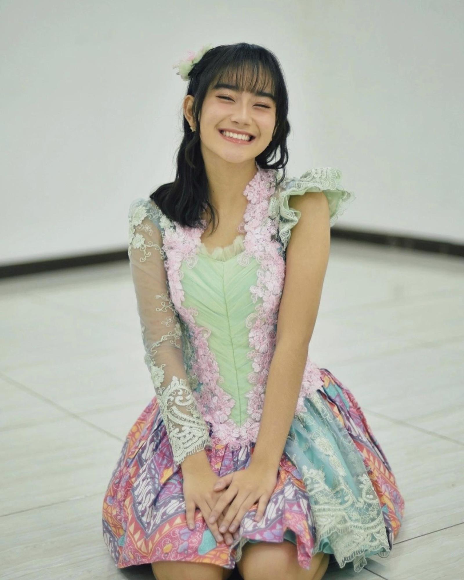 Gaya Asli Freya JKT48, Pemeran Nina dalam Film ‘1 Kakak 7 Ponakan’