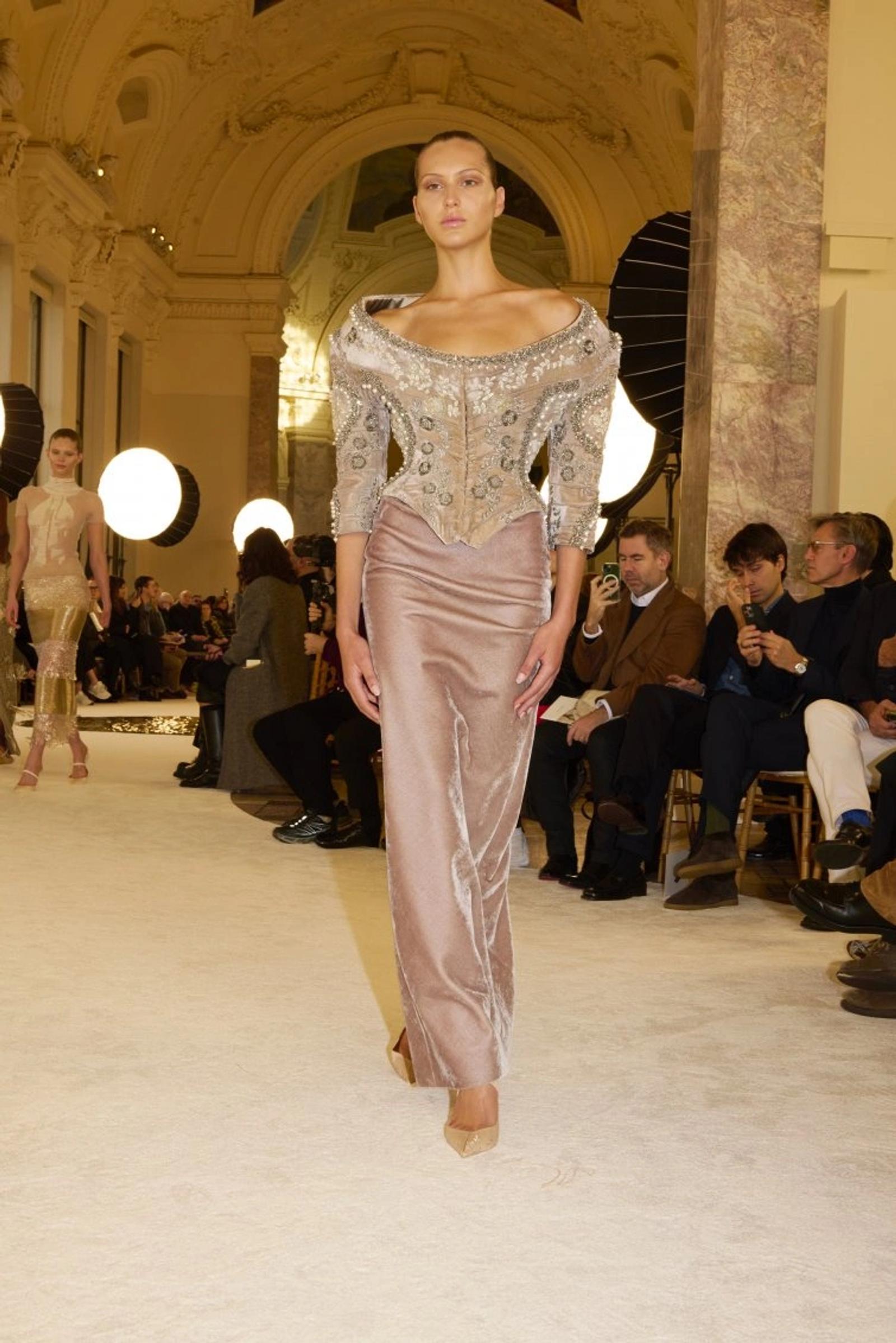 Schiaparelli Hadirkan Puncak Kemewahan Era Lampau di Couture SS25