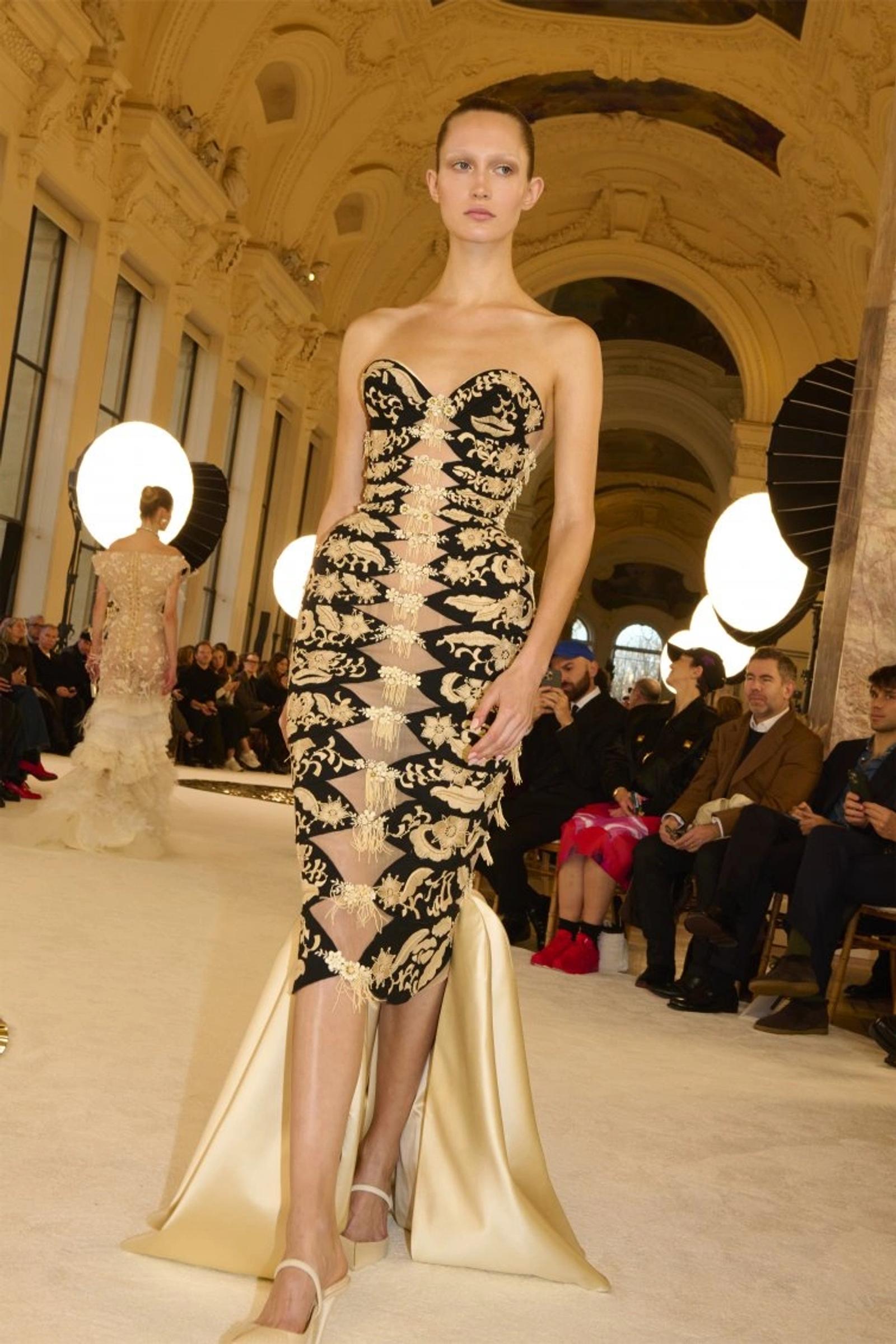 Schiaparelli Hadirkan Puncak Kemewahan Era Lampau di Couture SS25