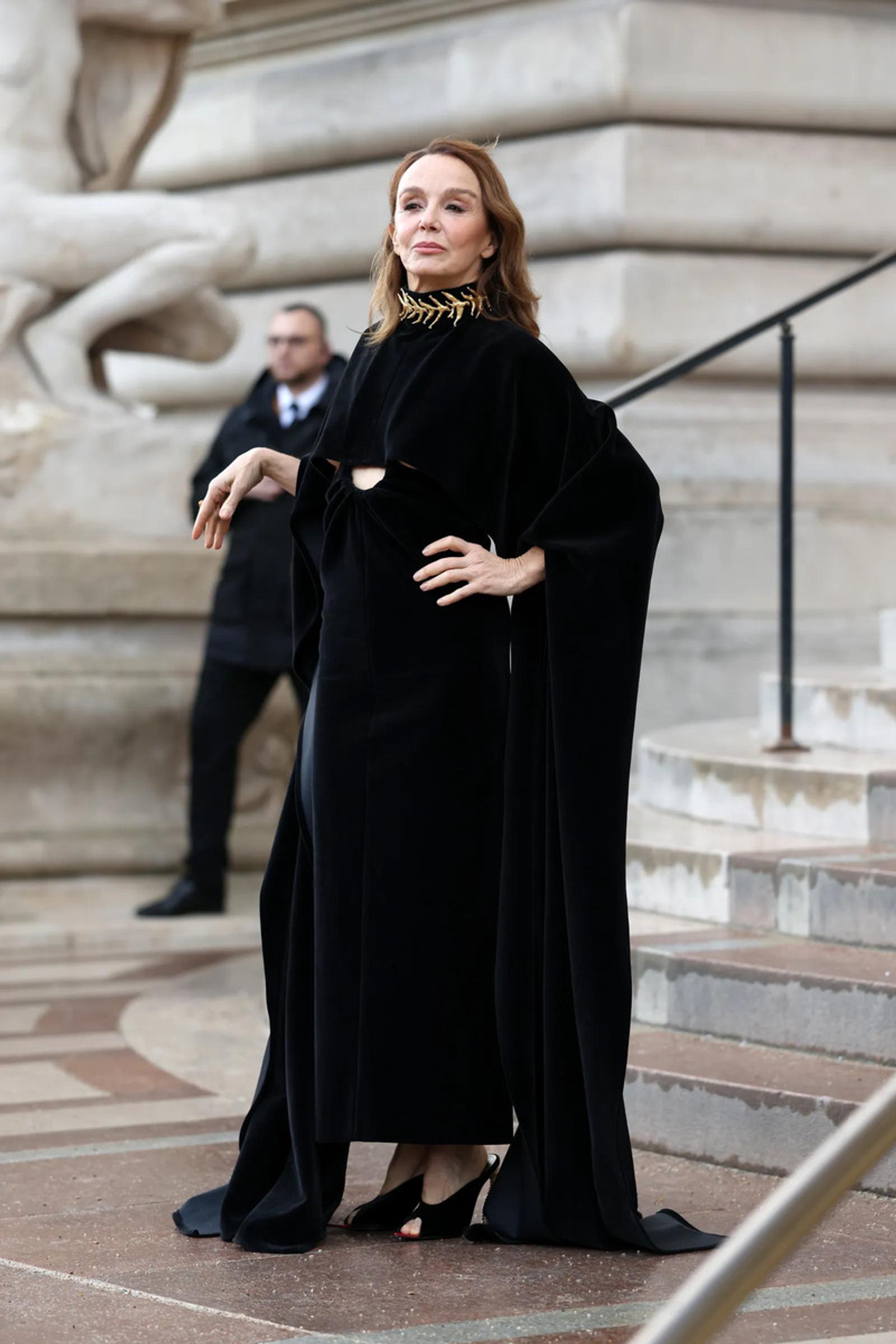 Gaya Para Artis Hadiri Show Schiaparelli Couture Spring/Summer 2025