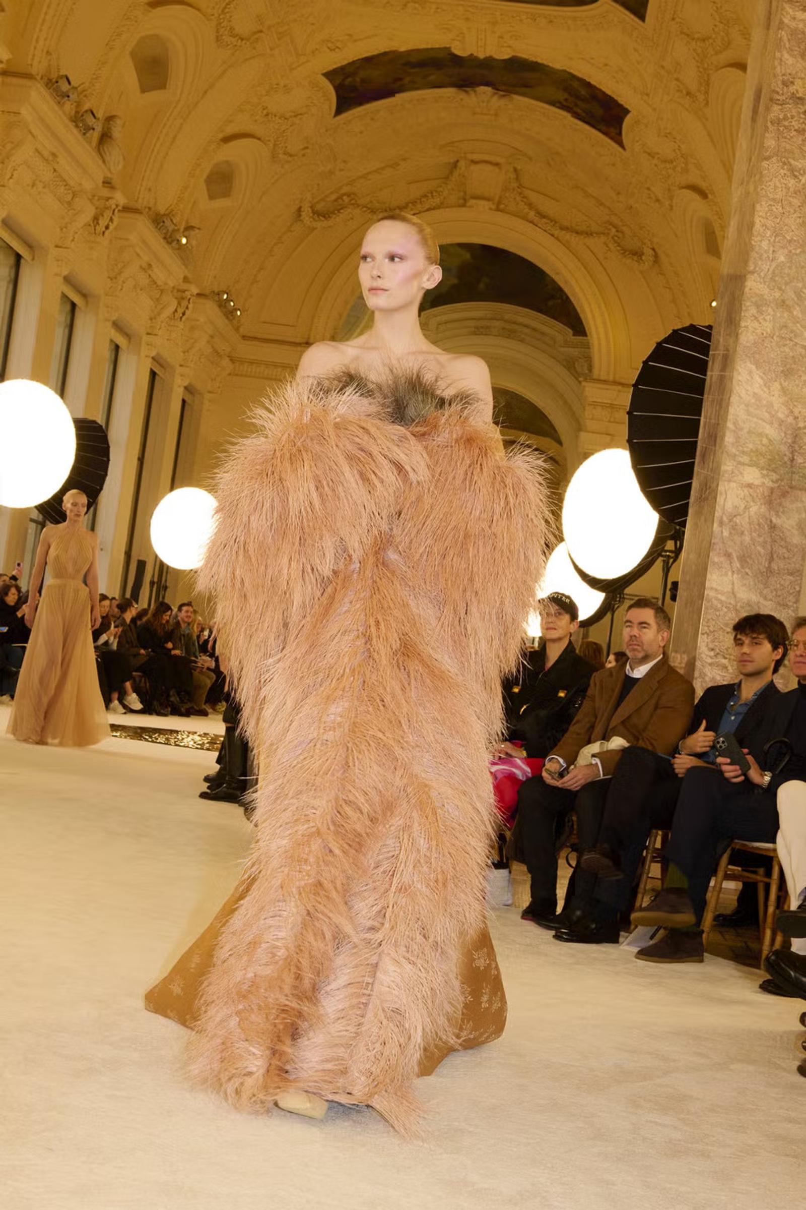 Gaya Para Artis Hadiri Show Schiaparelli Couture Spring/Summer 2025