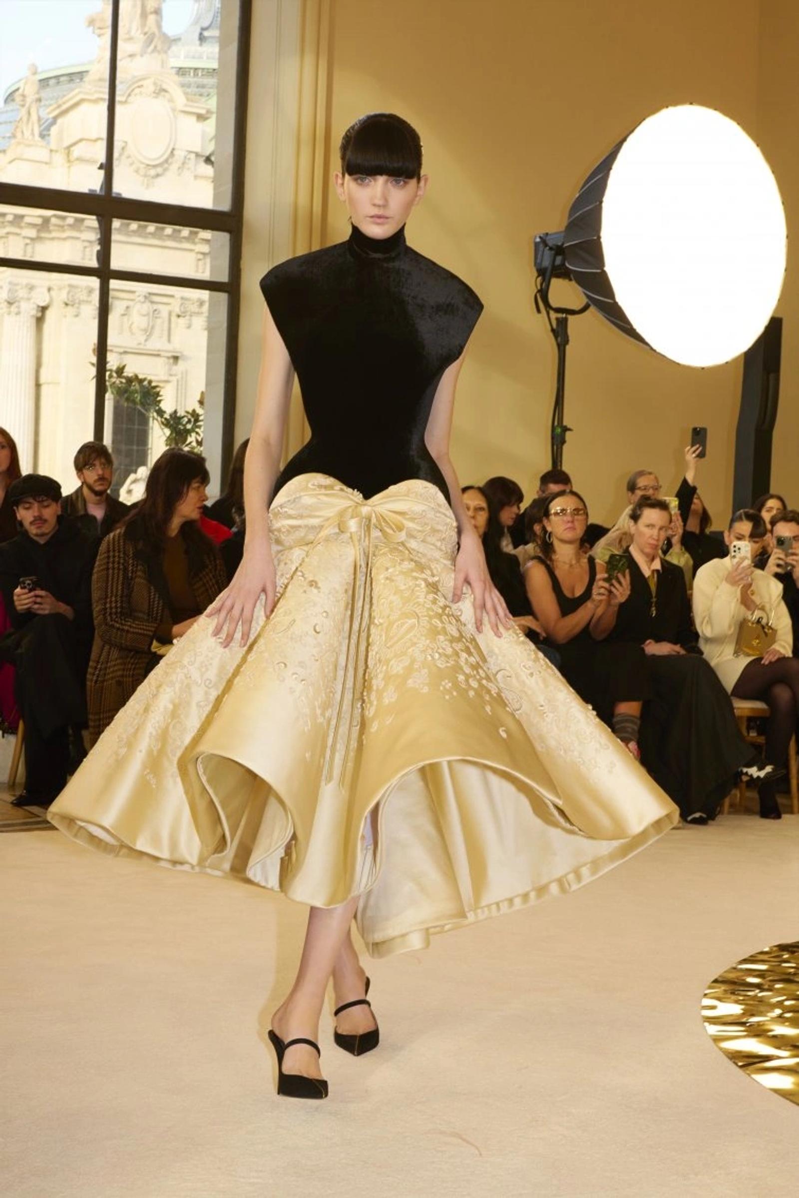 Schiaparelli Hadirkan Puncak Kemewahan Era Lampau di Couture SS25