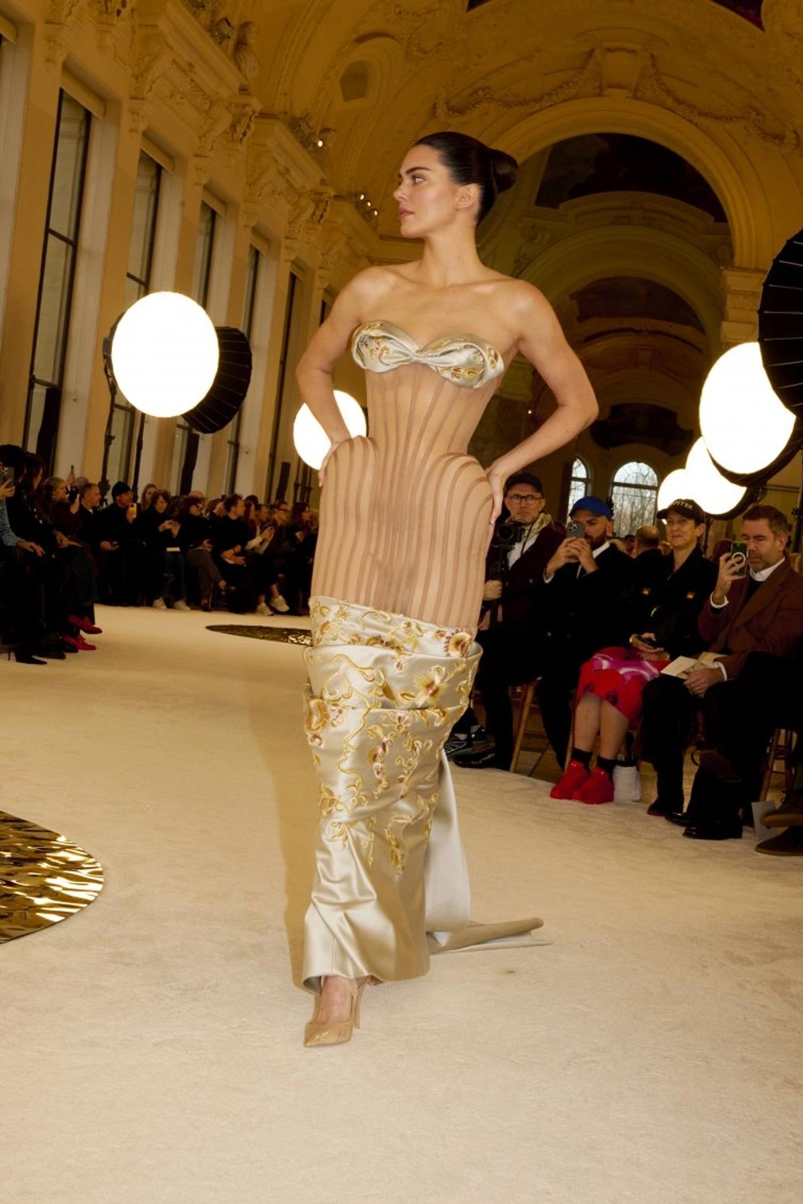 Schiaparelli Hadirkan Puncak Kemewahan Era Lampau di Couture SS25