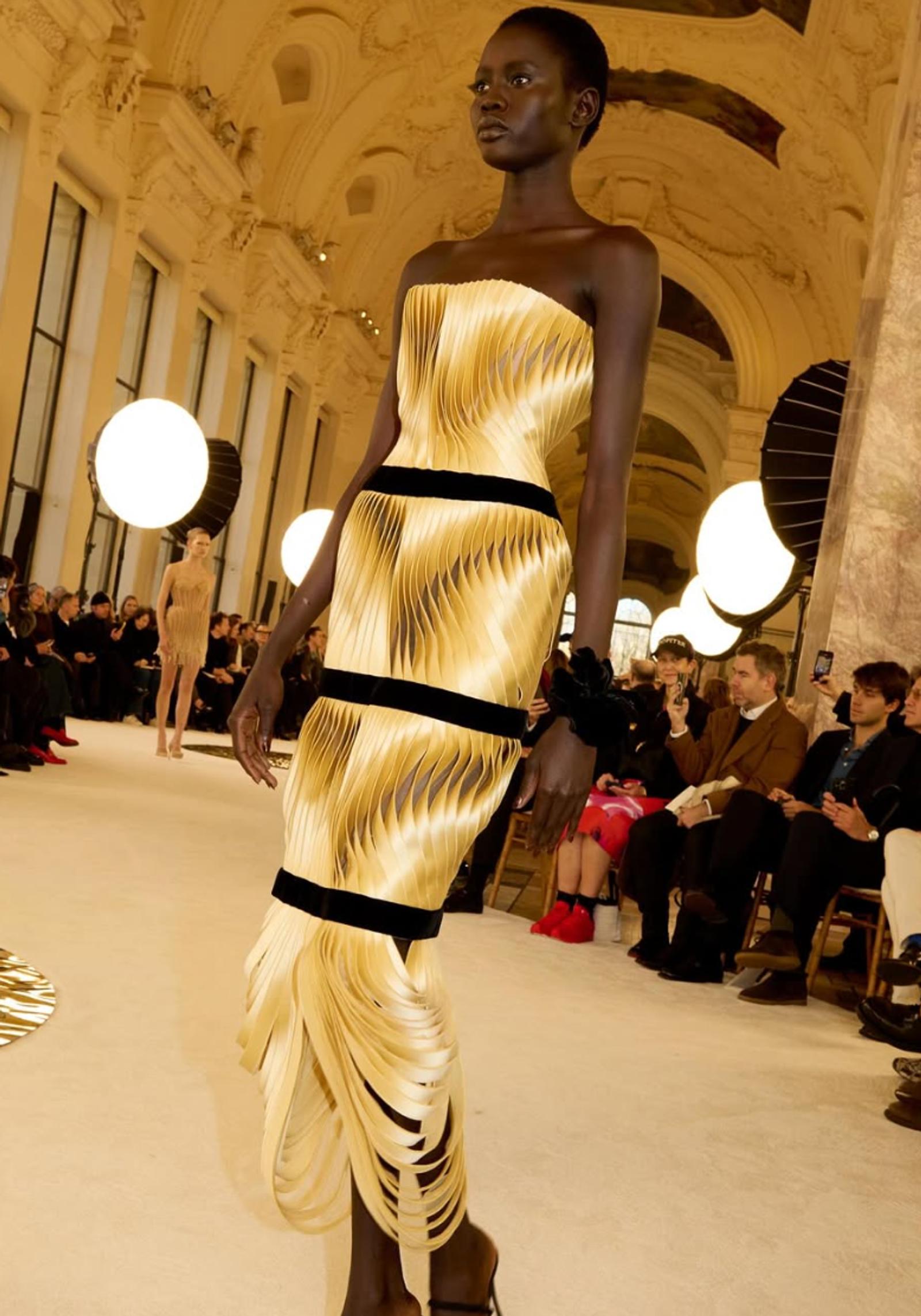 Schiaparelli Hadirkan Puncak Kemewahan Era Lampau di Couture SS25