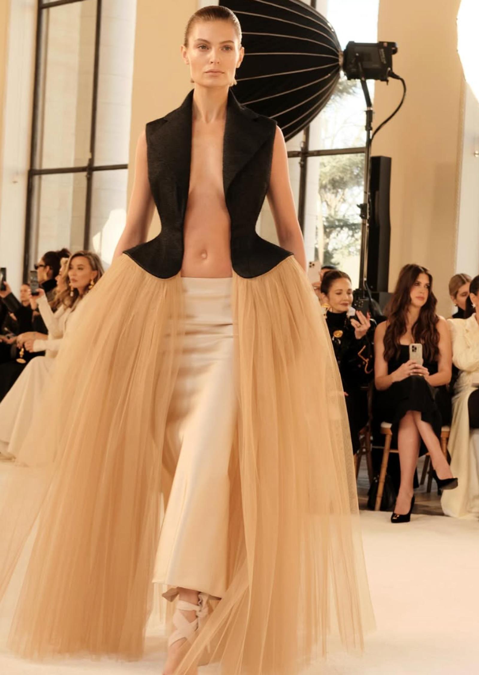 Schiaparelli Hadirkan Puncak Kemewahan Era Lampau di Couture SS25