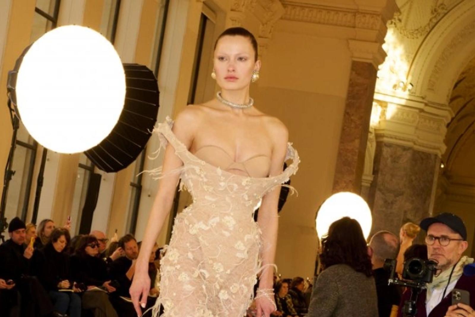 Schiaparelli Hadirkan Puncak Kemewahan Era Lampau di Couture SS25