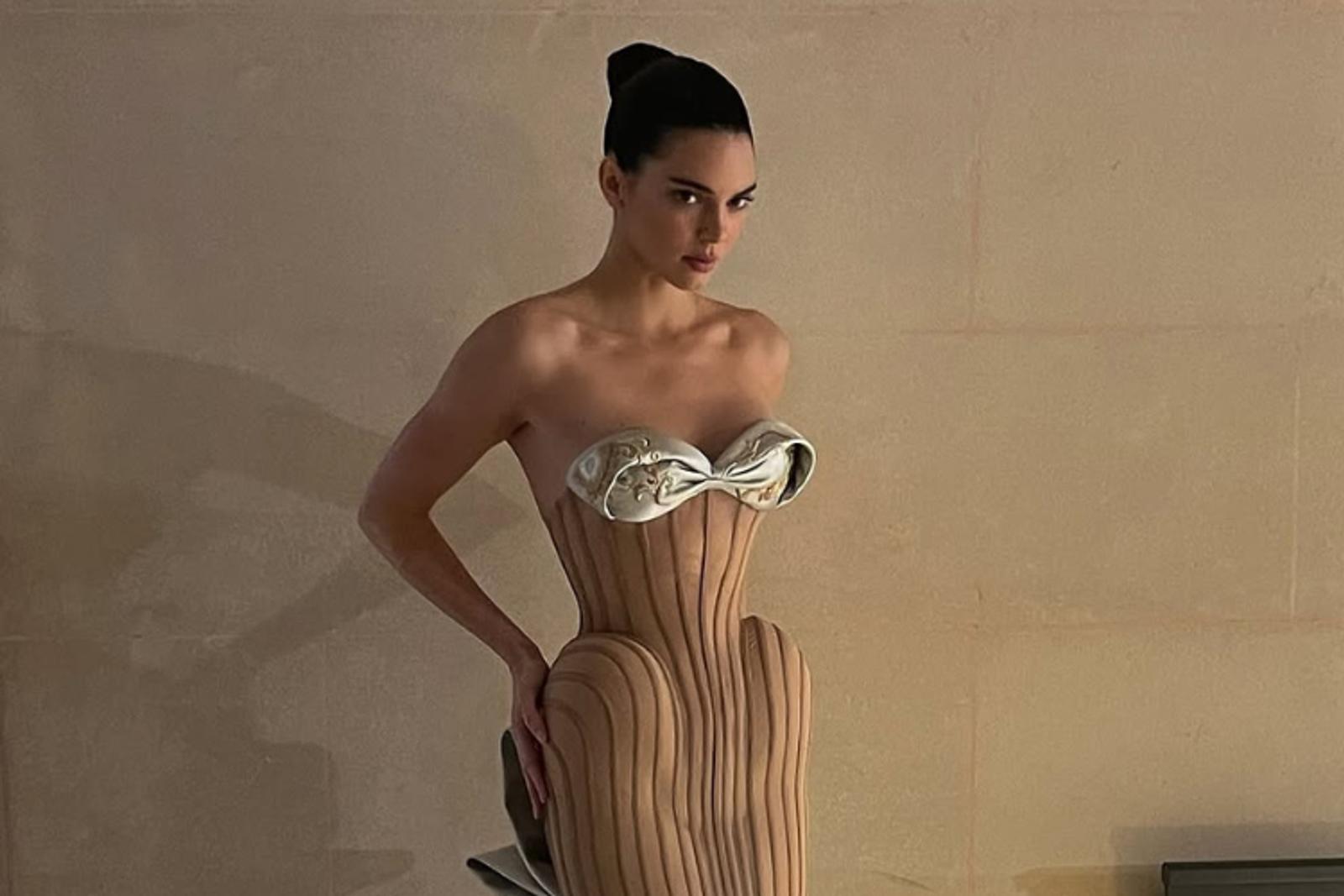 Gaya Para Artis Hadiri Show Schiaparelli Couture Spring/Summer 2025
