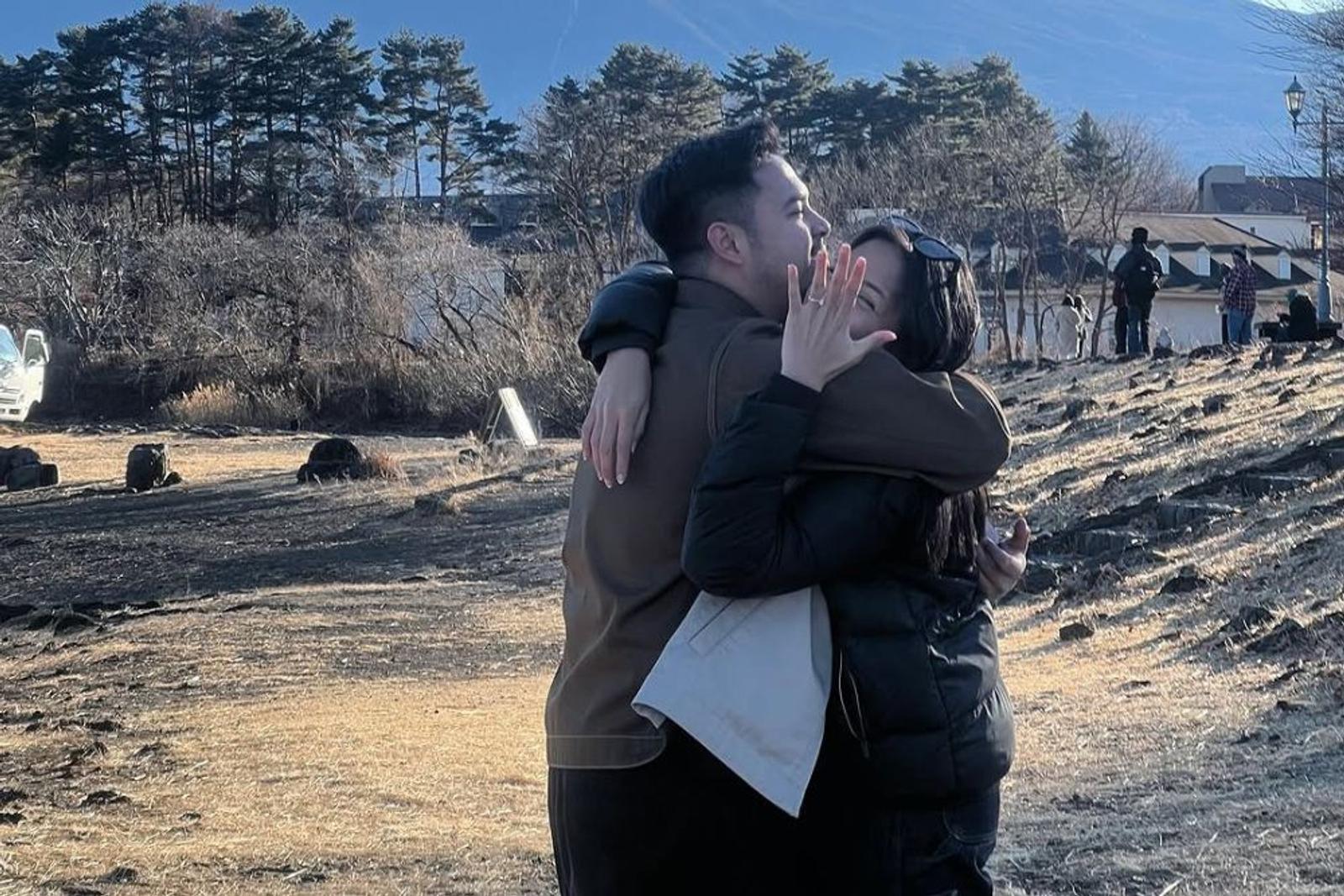 Romantis Banget! Nadhif Basalamah Melamar Kekasih di Jepang