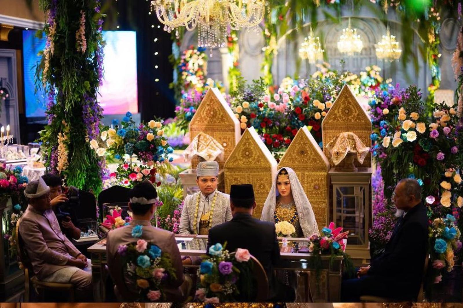 6 Fakta Pernikahan Ochi Rosdiana dan Luthfi Arif, Khidmat dengan Adat