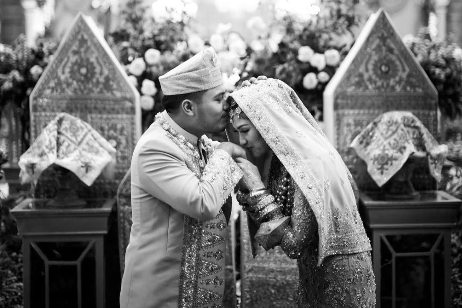 6 Fakta Pernikahan Ochi Rosdiana dan Luthfi Arif, Khidmat dengan Adat