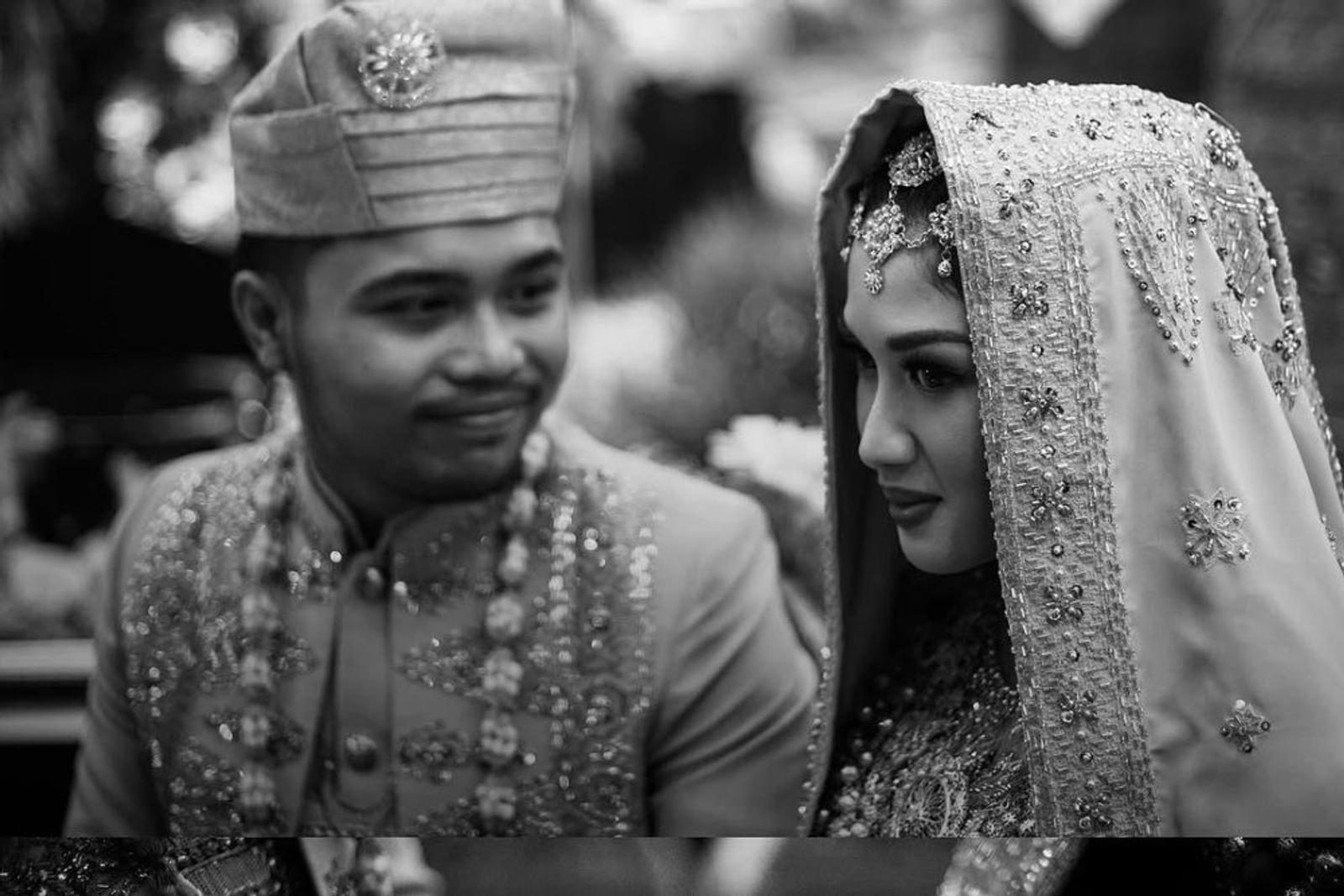 6 Fakta Pernikahan Ochi Rosdiana dan Luthfi Arif, Khidmat dengan Adat