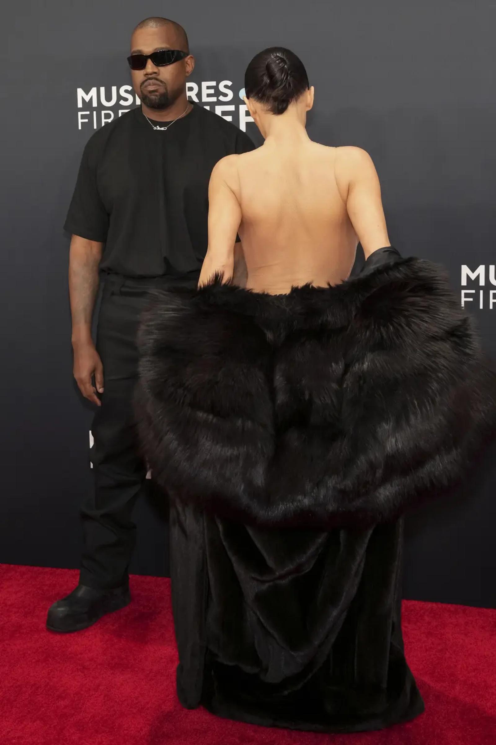 Aksi Nekat Bianca Censori, Istri Kanye West Buka Jubah di Grammys 2025
