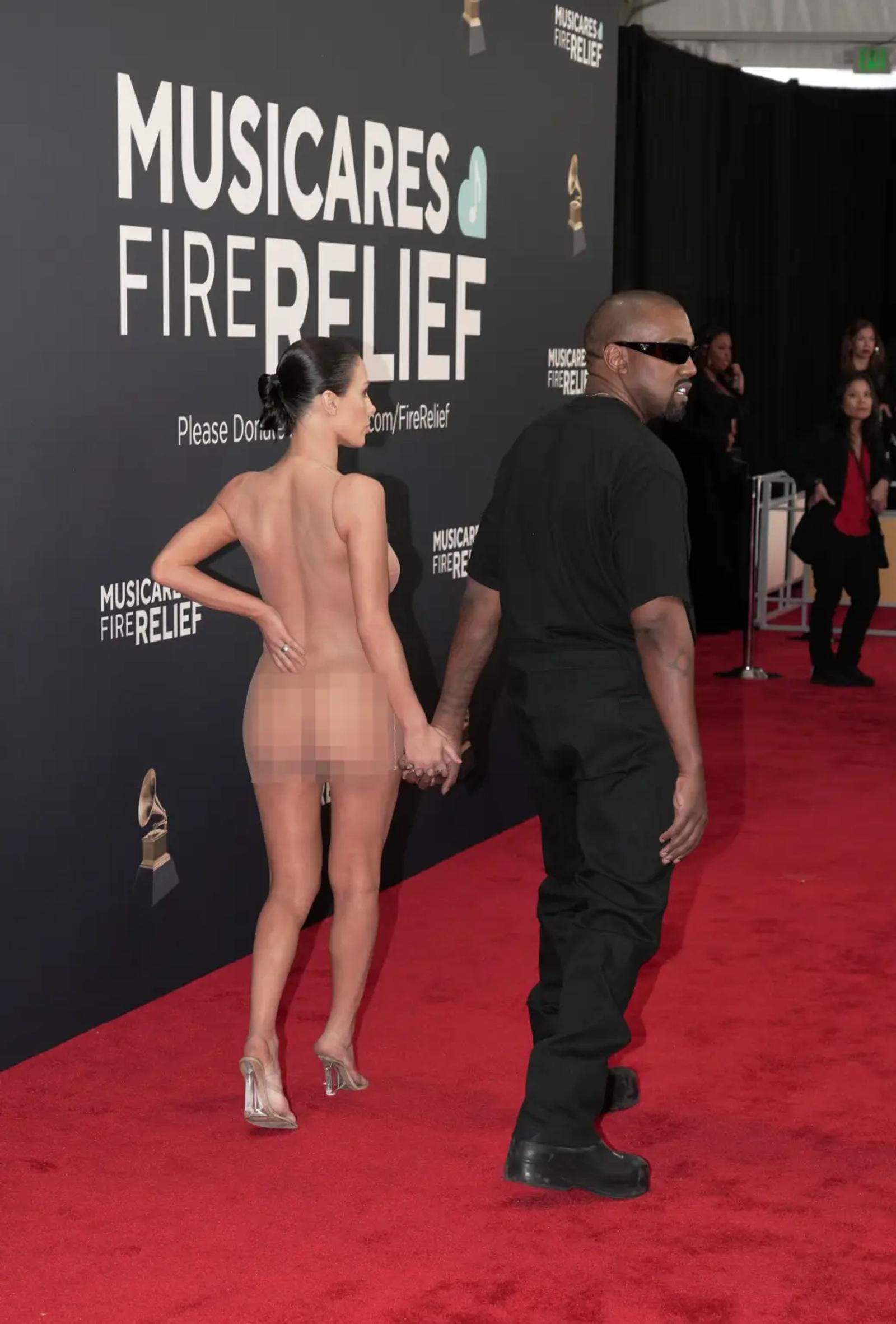 Aksi Nekat Bianca Censori, Istri Kanye West Buka Jubah di Grammys 2025