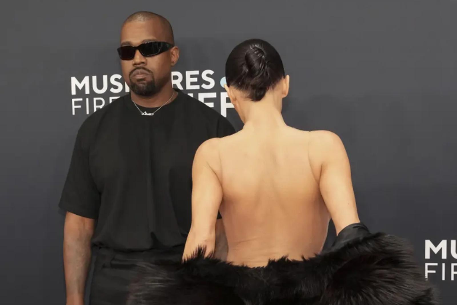 Aksi Nekat Bianca Censori, Istri Kanye West Buka Jubah di Grammys 2025