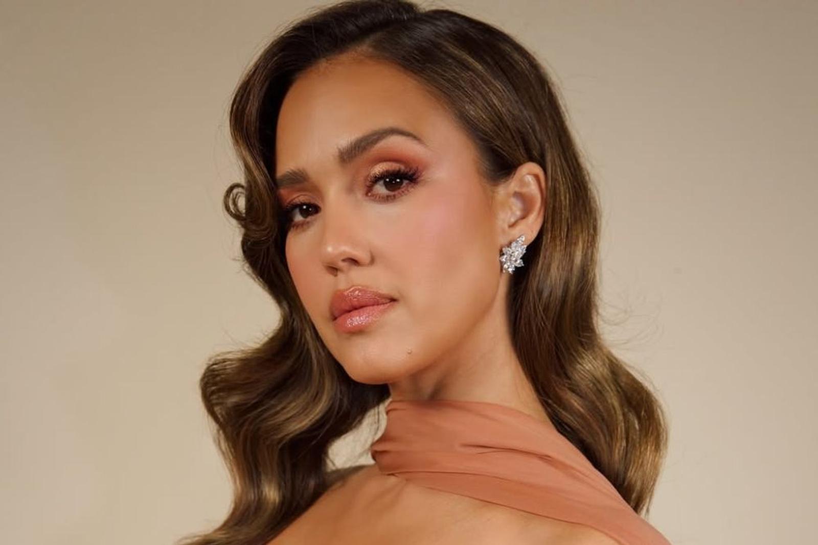 Deretan Gaya Makeup A la Jessica Alba yang Bisa Kamu Tiru! 