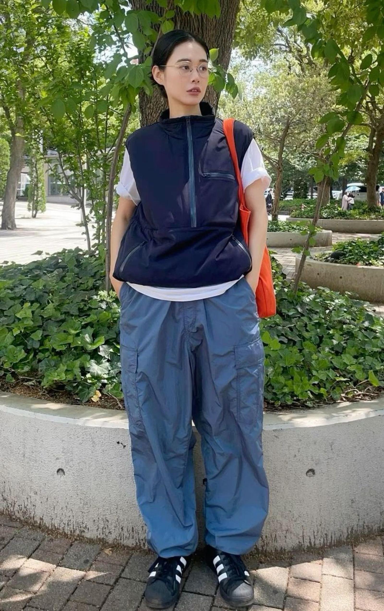 Inspirasi Outfit Sporty Celana Kulot Cargo Wanita