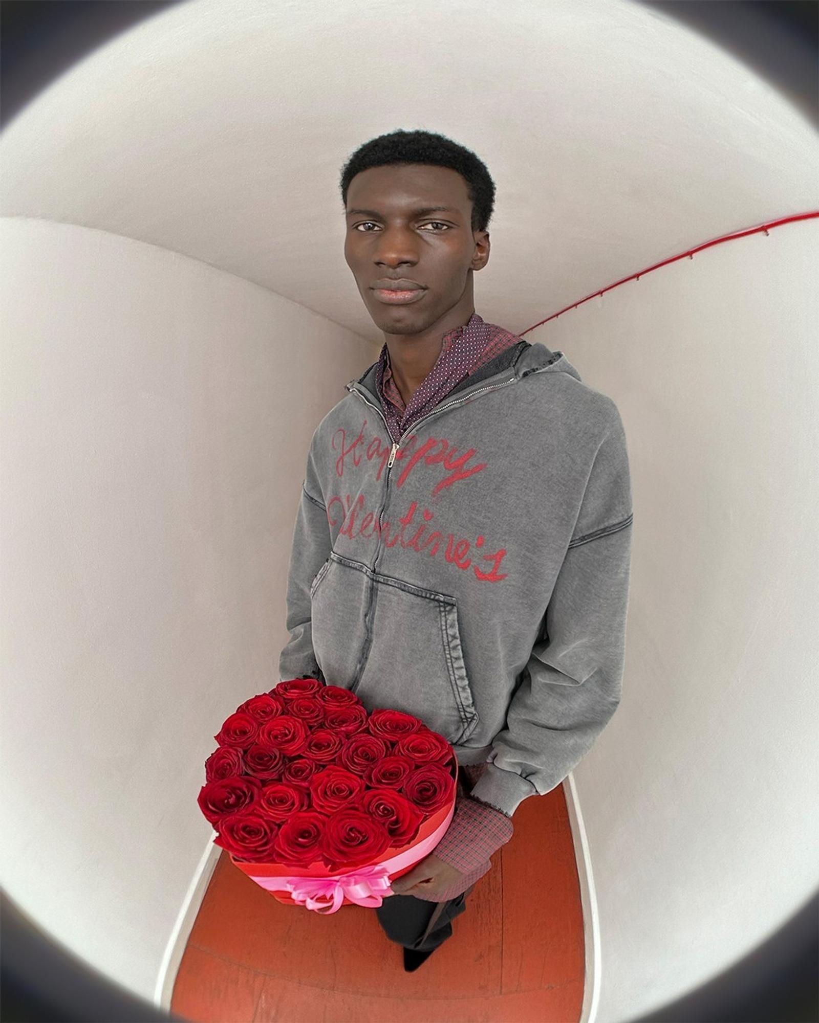 Balenciaga Luncurkan Kampanye Baru Edisi Valentine