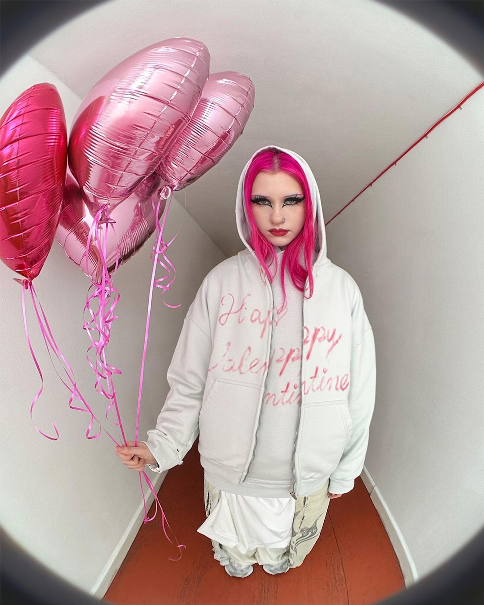 Balenciaga Luncurkan Kampanye Baru Edisi Valentine