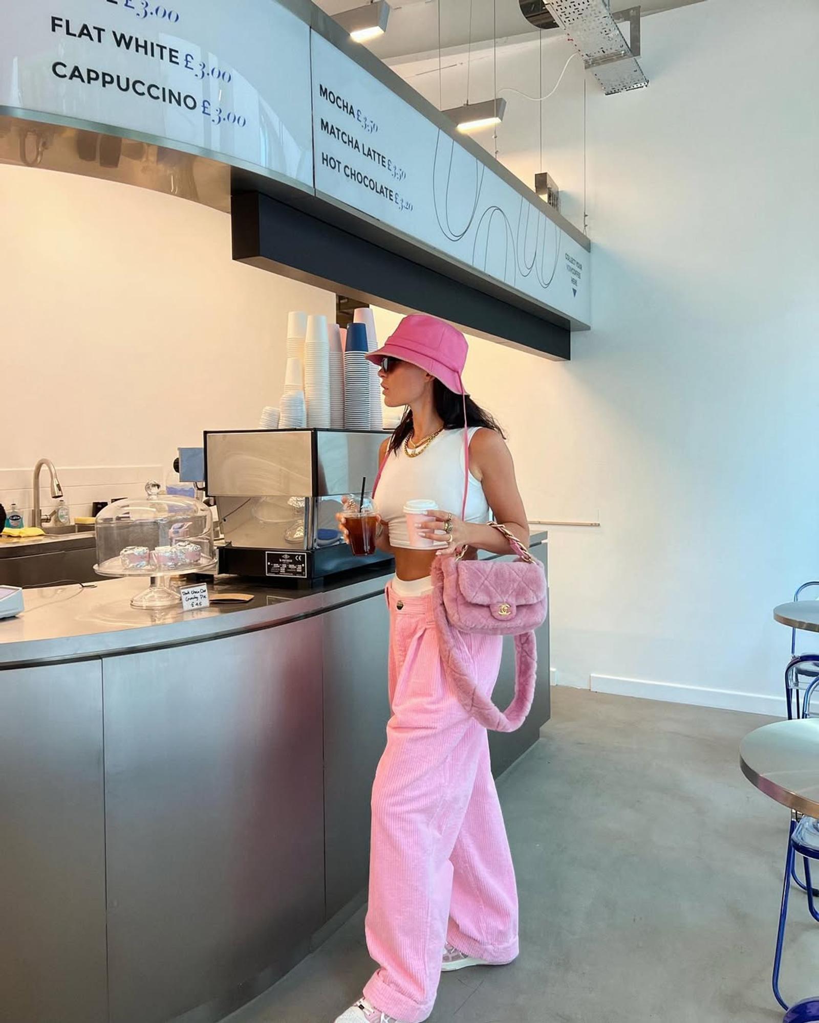 Celana Kulot Pink Cocok dengan Baju Warna Apa? Ini Kombinasinya!