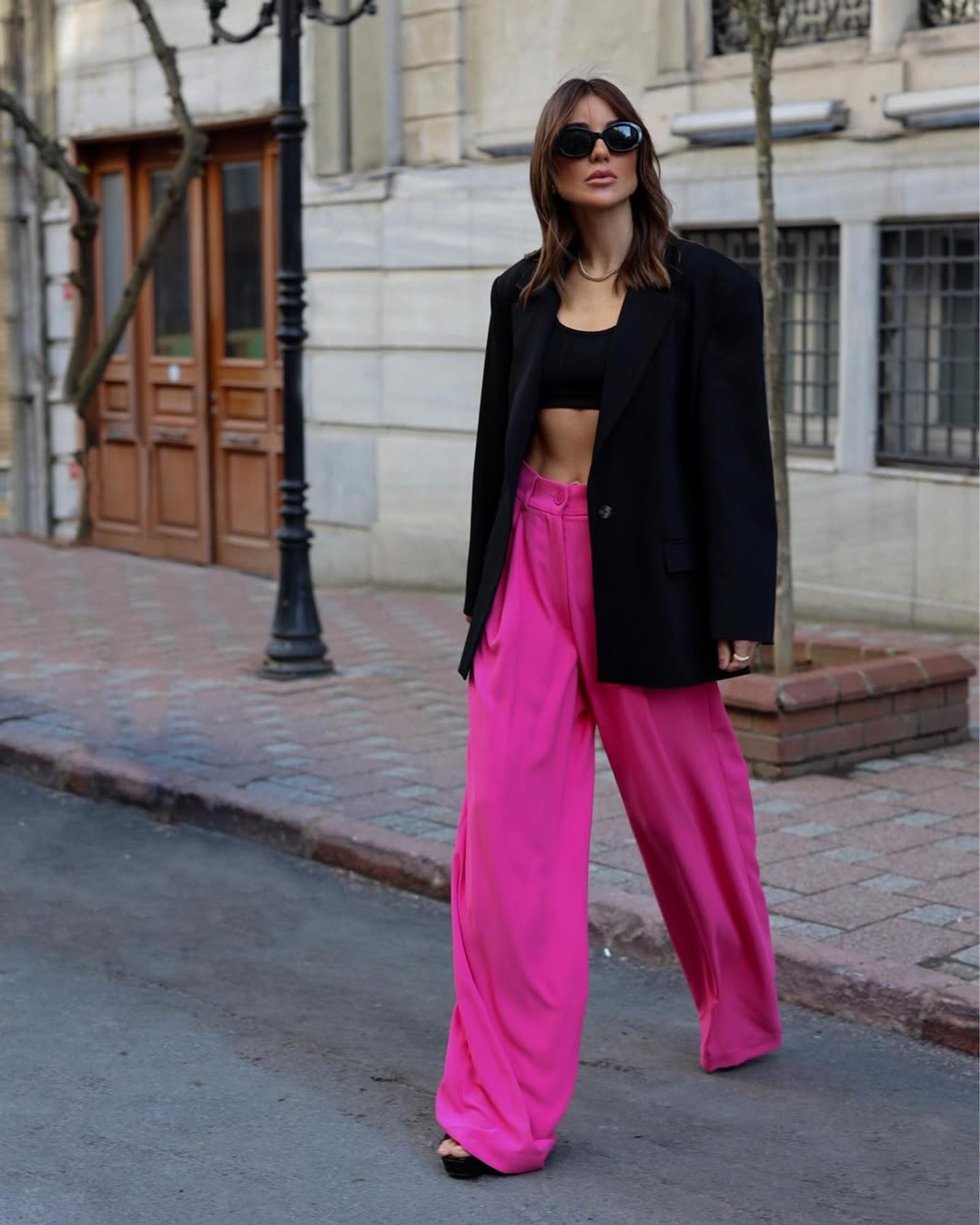 Celana Kulot Pink Cocok dengan Baju Warna Apa? Ini Kombinasinya!
