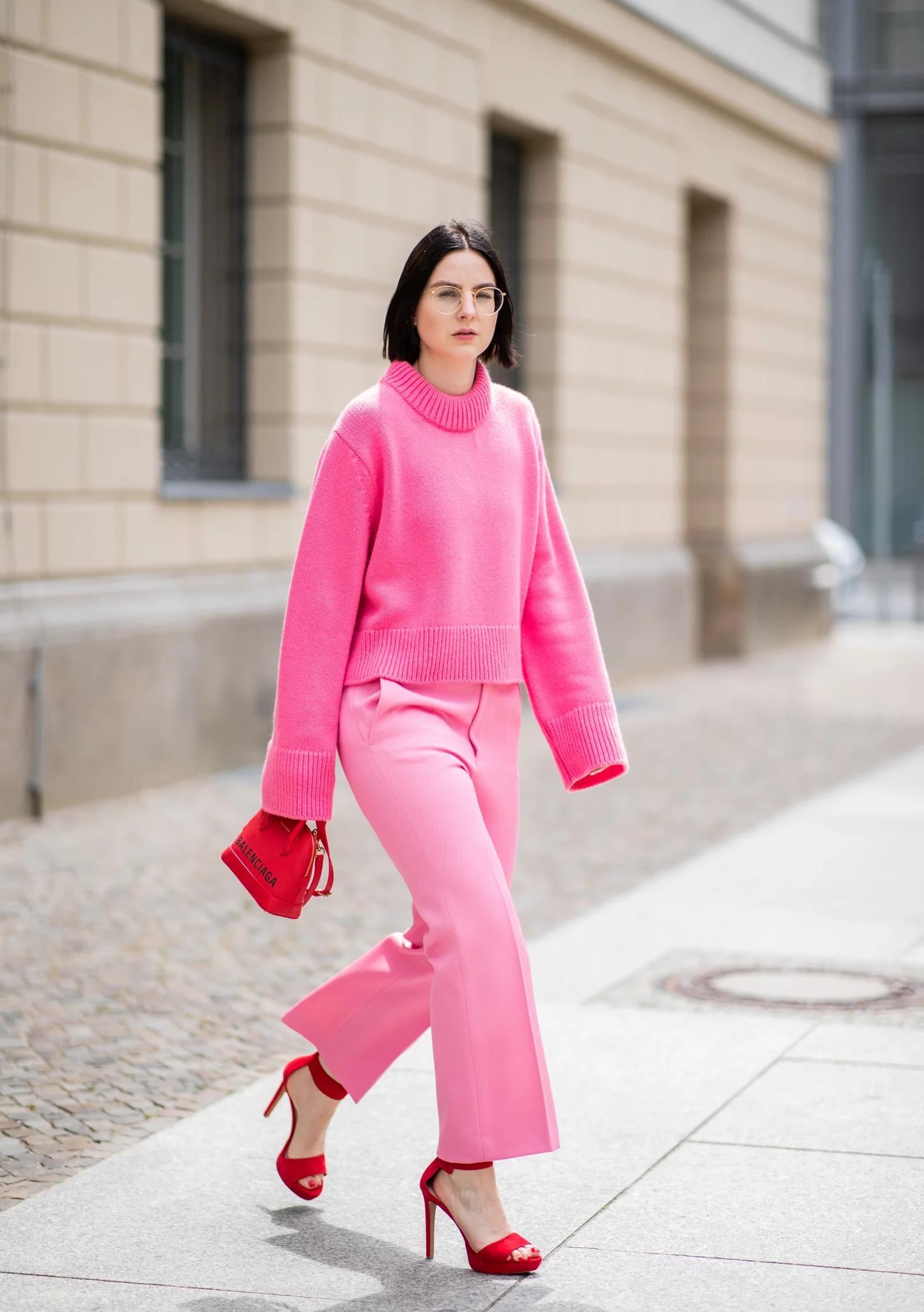 5 Tips Modis Padu-padan Outfit Warna Bubblegum