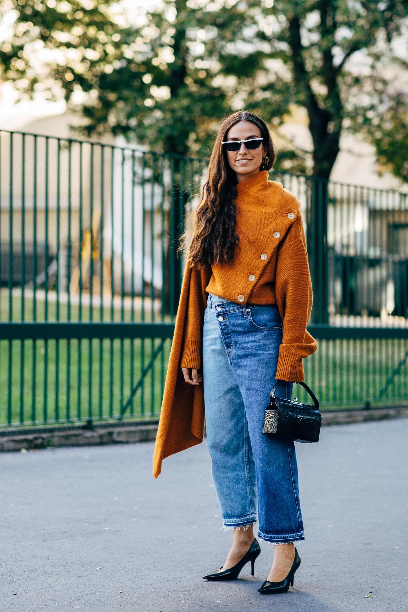 7 Ide OOTD Kulot Jeans dan Sweater, Effortless!