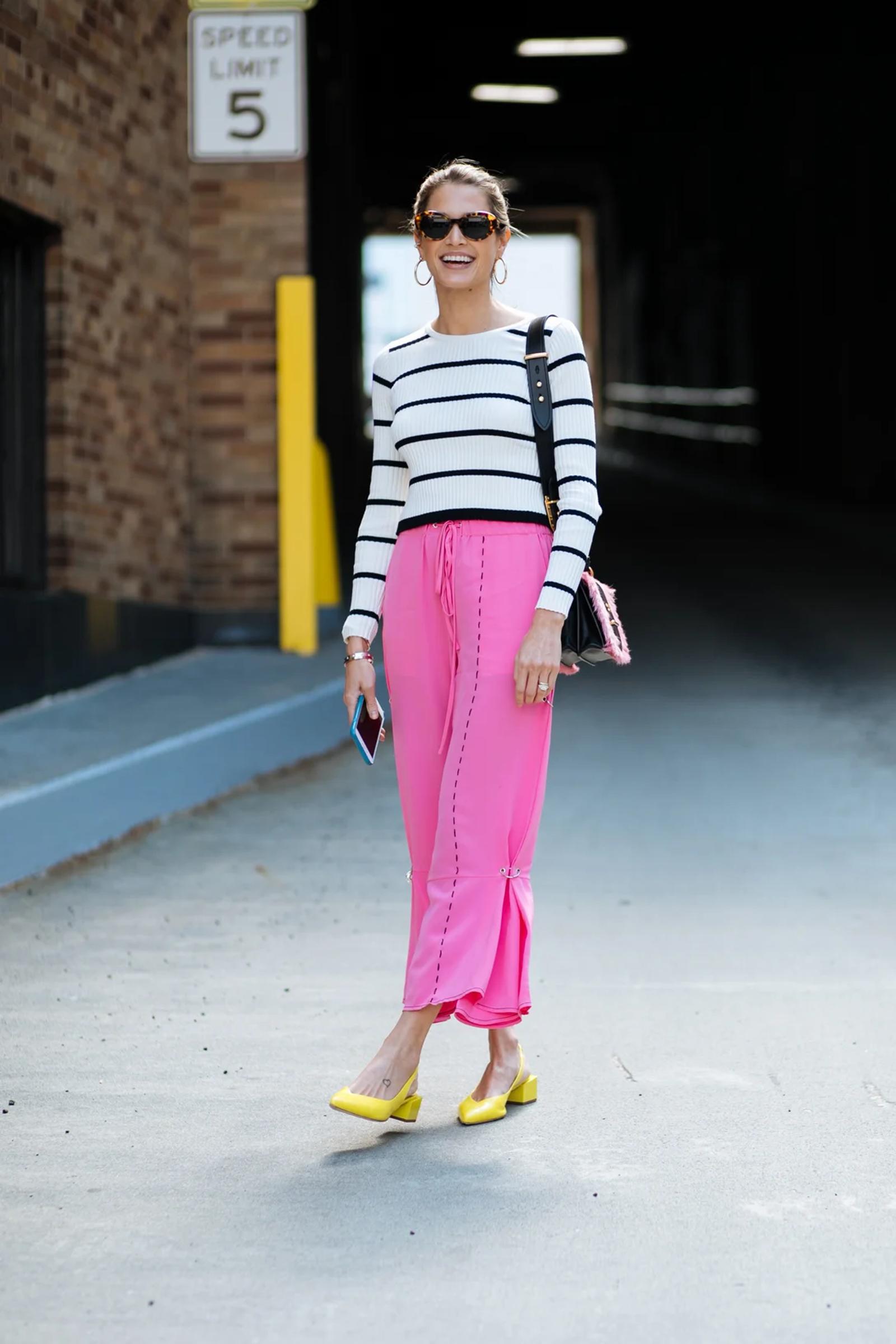 5 Tips Modis Padu-padan Outfit Warna Bubblegum