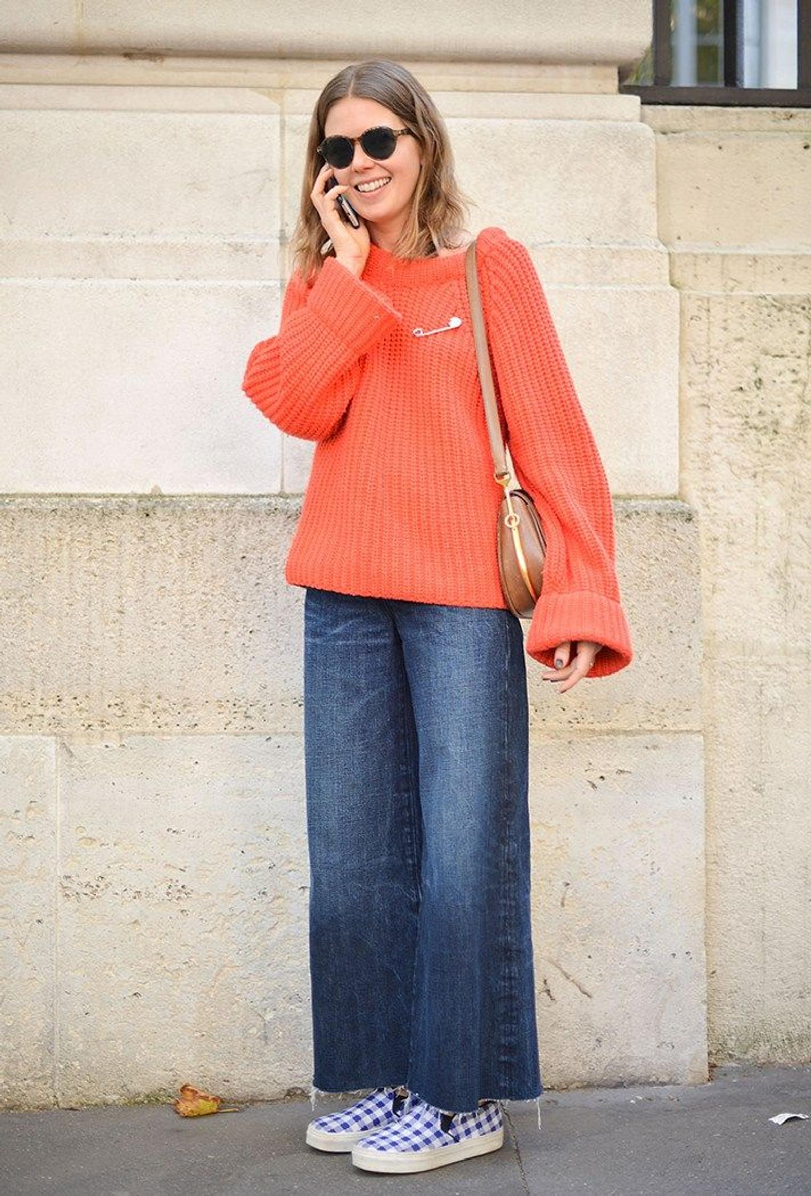 7 Ide OOTD Kulot Jeans dan Sweater, Effortless!
