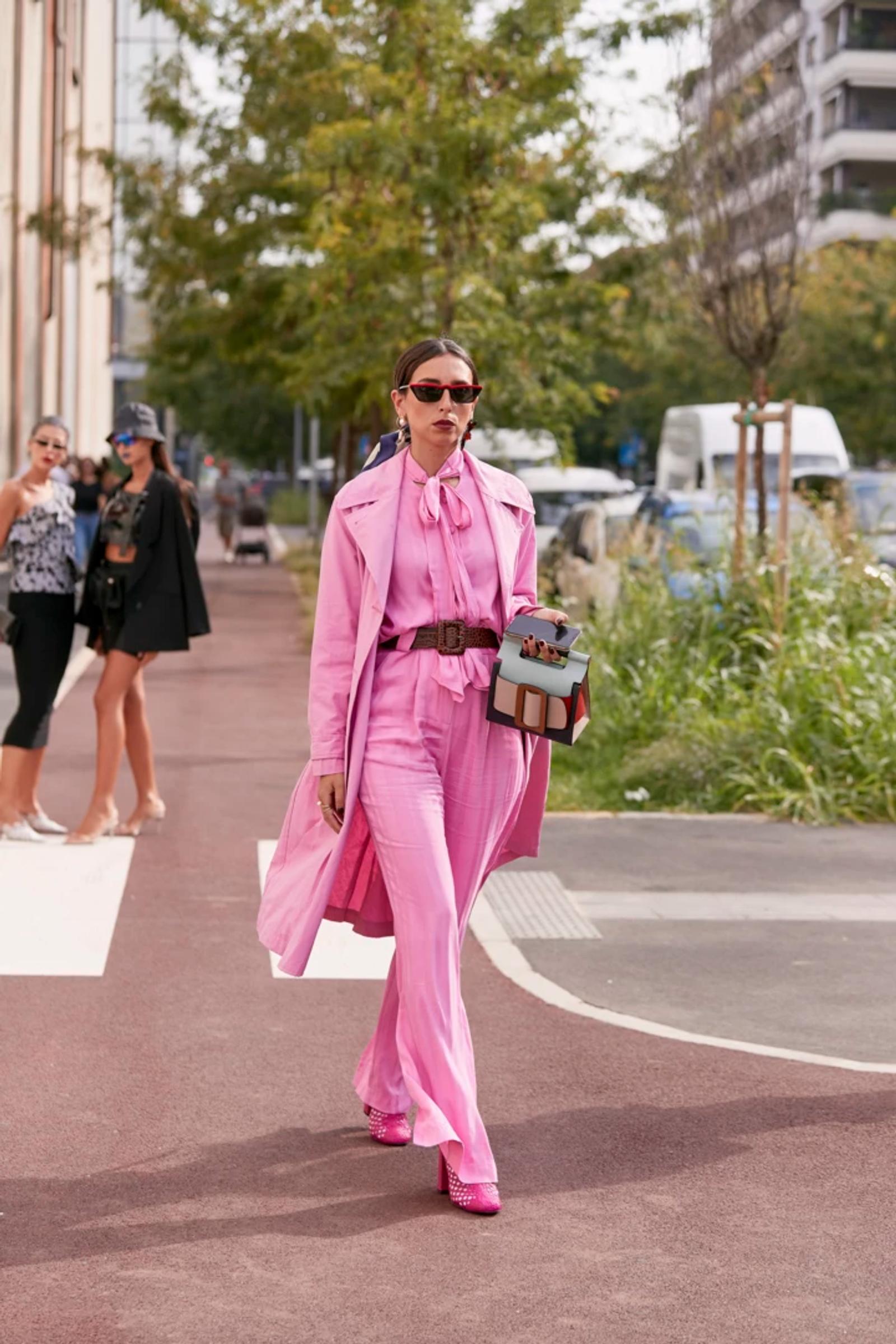 5 Tips Modis Padu-padan Outfit Warna Bubblegum