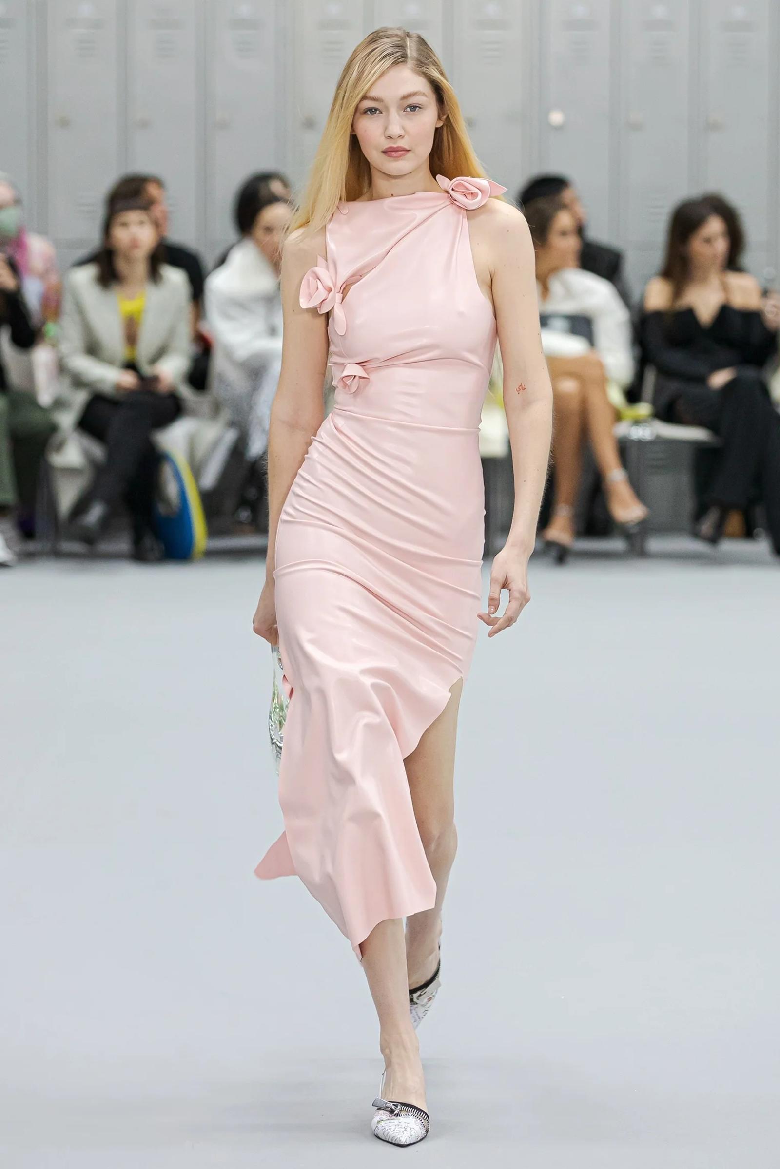 Perbedaan Dress Bodycon dan Dress Sheath, Sama-sama Classy!