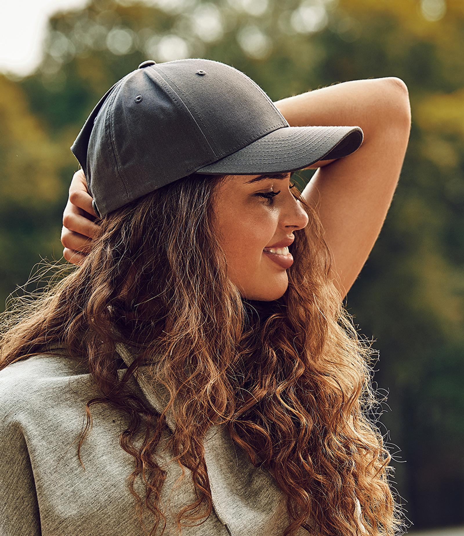 Perbedaan Topi Snapback dan Topi Trucker serta Cara Merawatnya