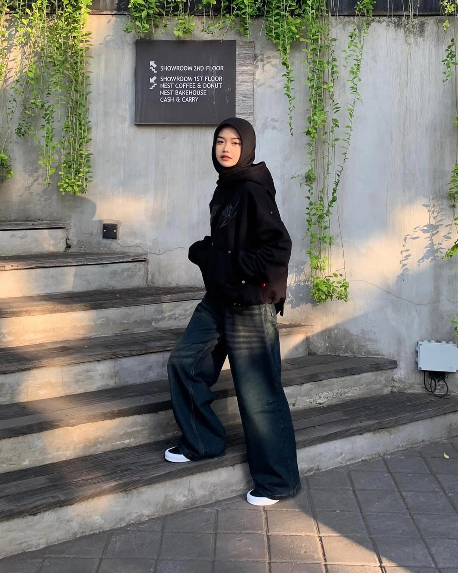 5 Inspirasi OOTD Hoodie Hijab Celana Kulot, Nyaman dan Kekinian!