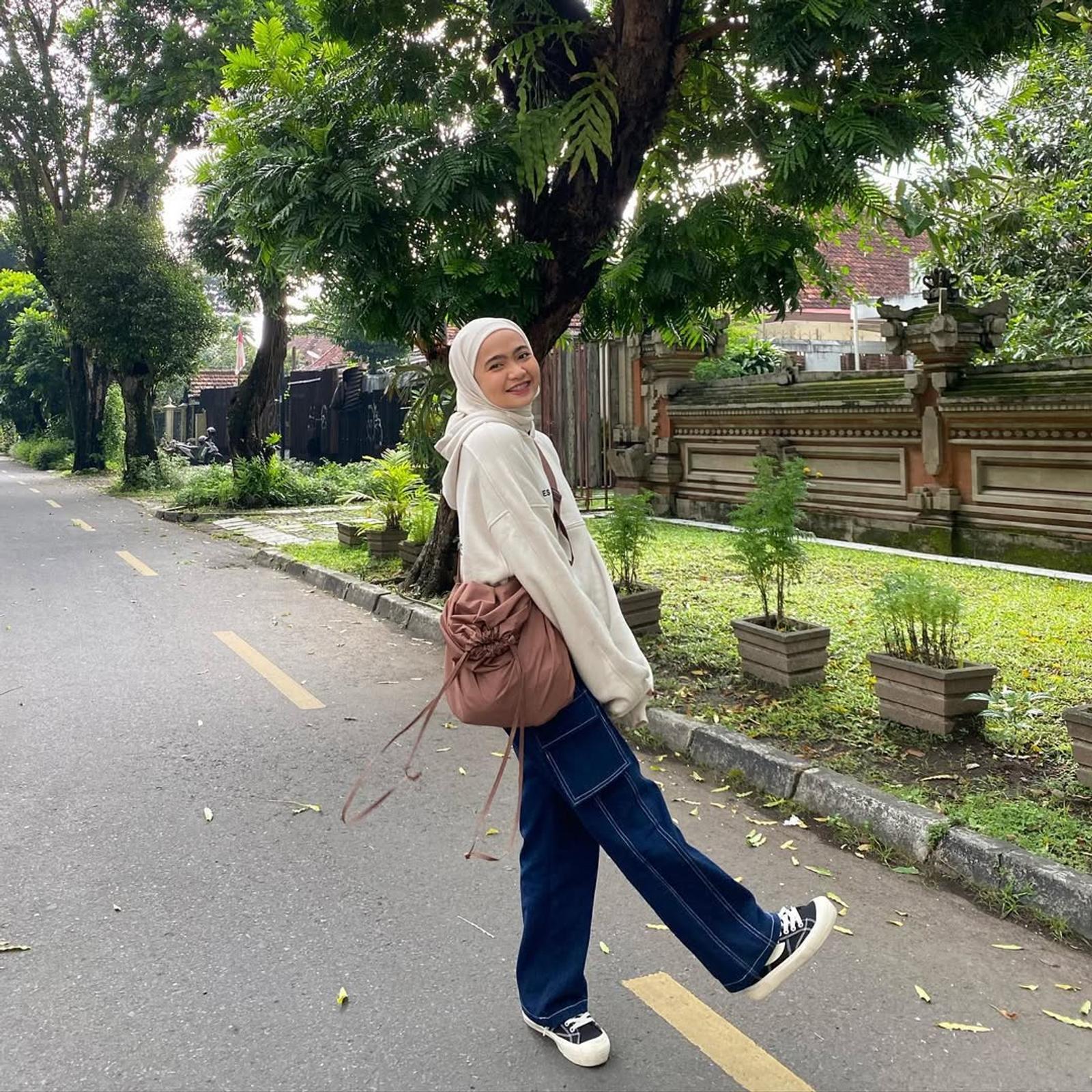 5 Inspirasi OOTD Hoodie Hijab Celana Kulot, Nyaman dan Kekinian!