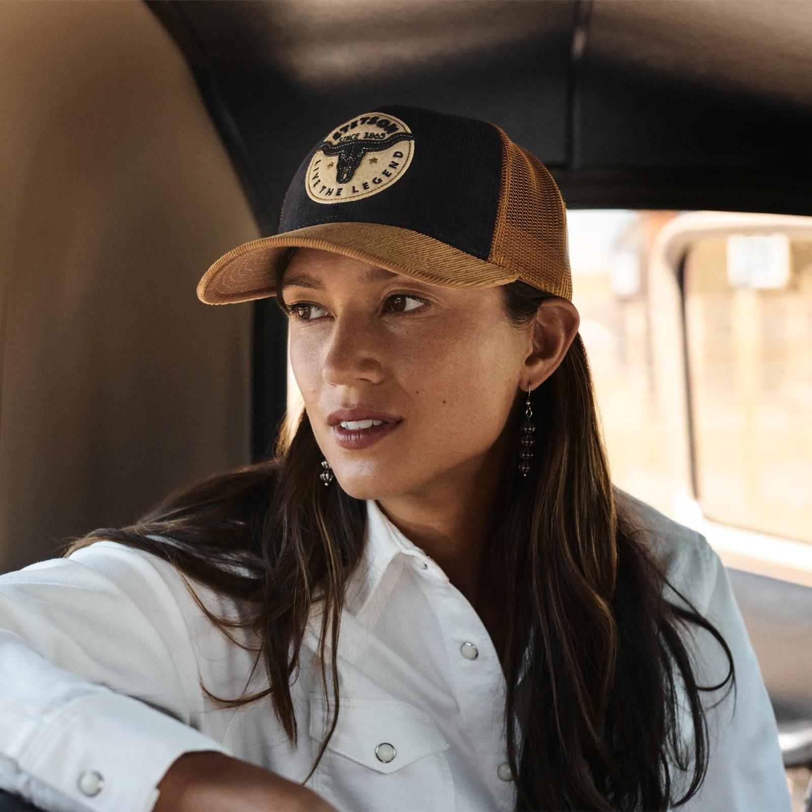 Perbedaan Topi Snapback dan Topi Trucker serta Cara Merawatnya