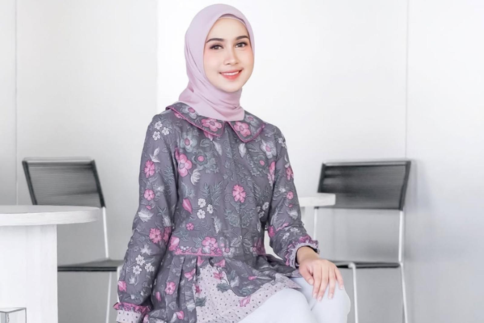 Model Tunik Batik Kancing Depan Terbaru yang Cocok buat Ngantor
