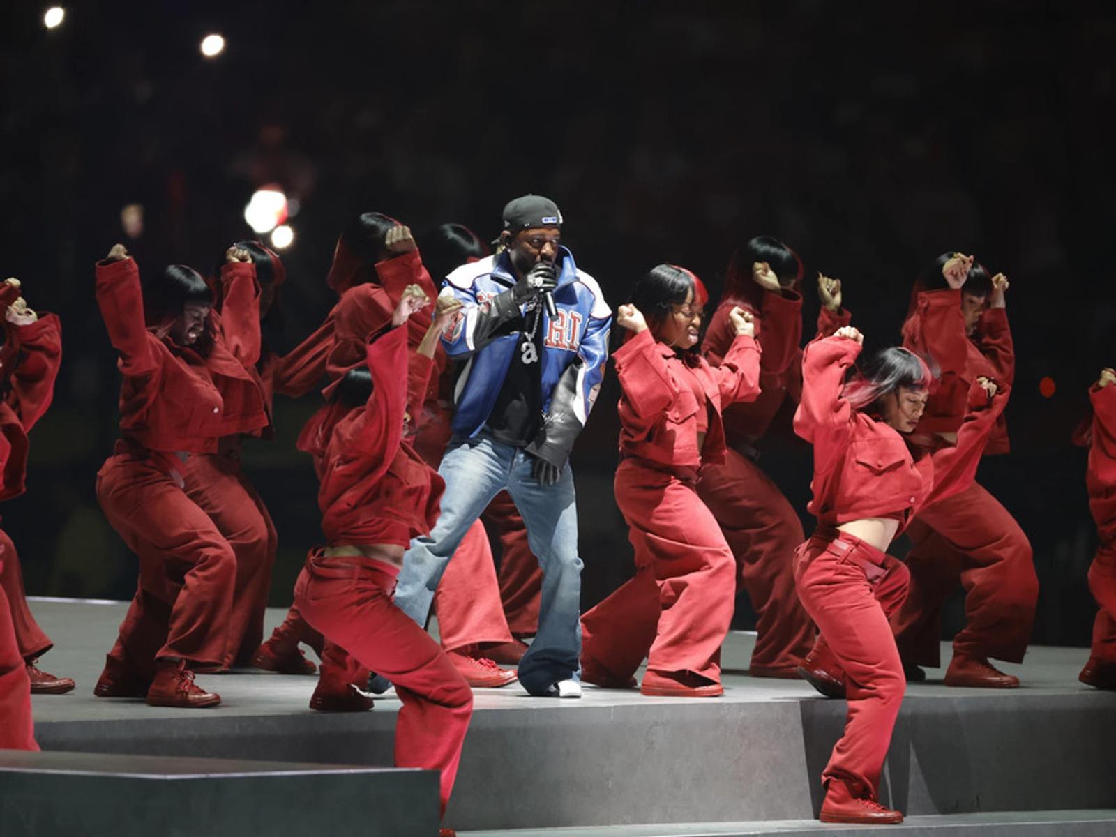 Gaya Menarik Seleb di Panggung Super Bowl Halftime Show 2025