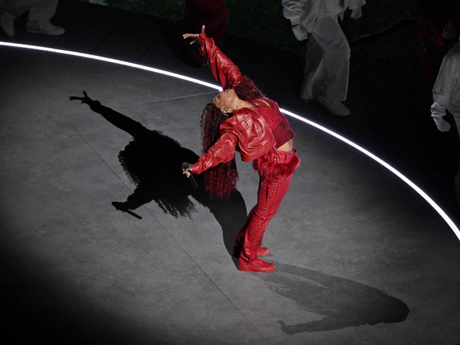 Gaya Menarik Seleb di Panggung Super Bowl Halftime Show 2025
