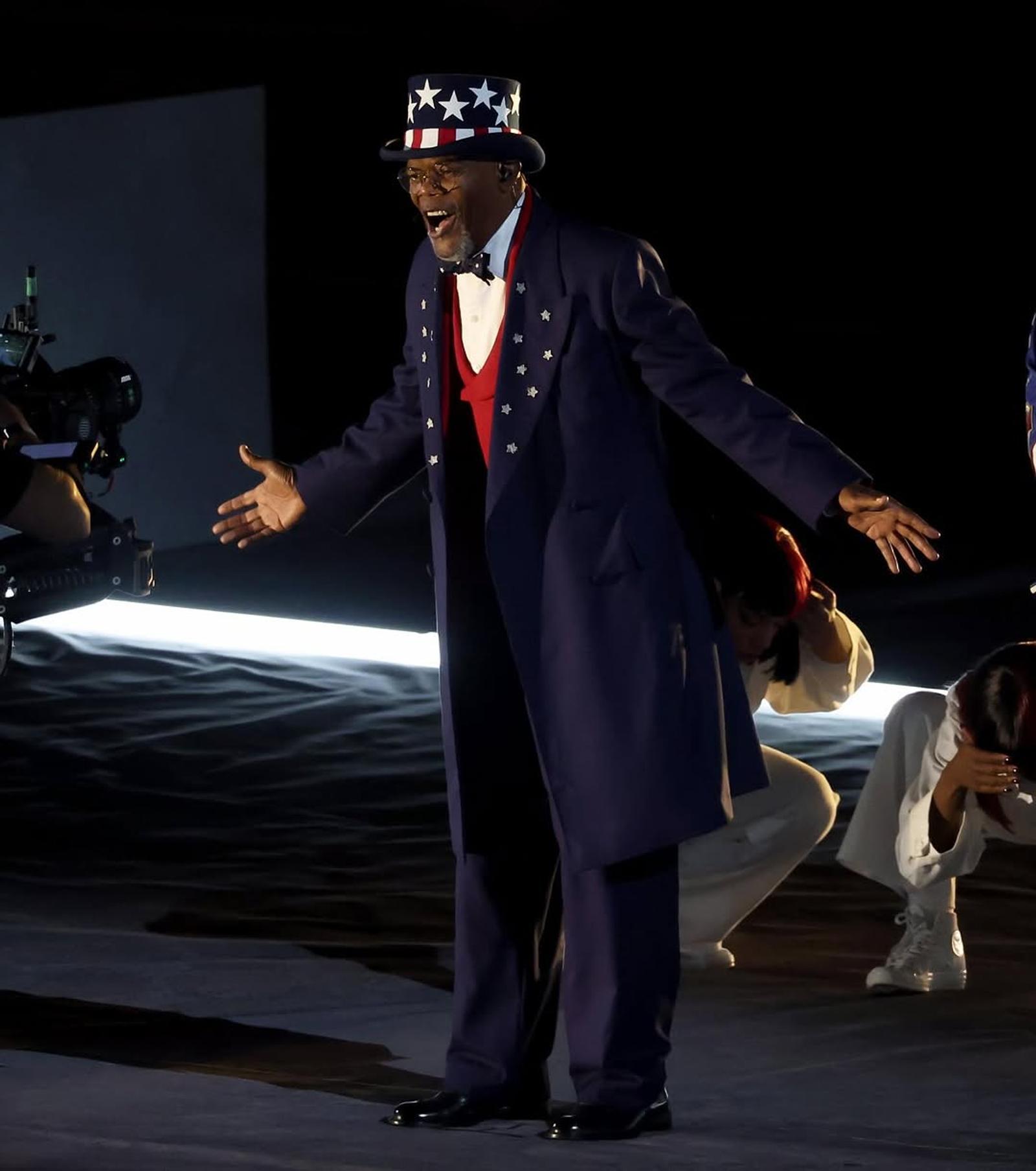 Gaya Menarik Seleb di Panggung Super Bowl Halftime Show 2025