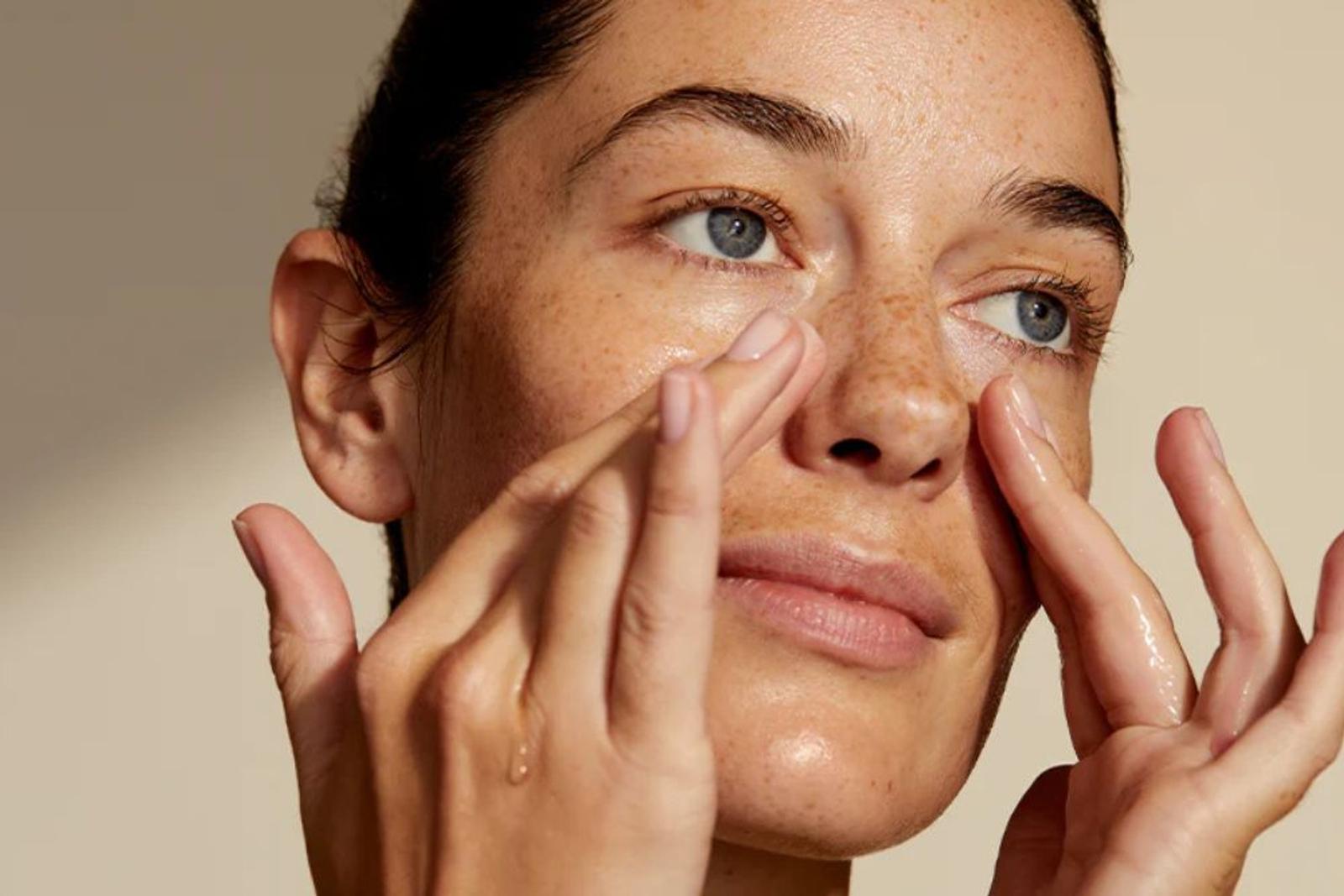 Tren Cleansing Oil untuk Komedo? Yuk, Simak Penjelasannya! 