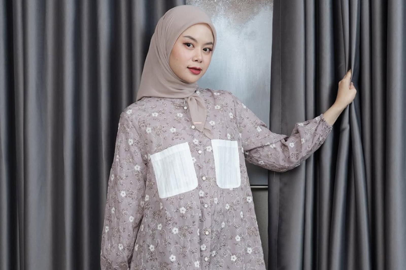 5 Rekomendasi Model Tunik Motif Bunga Kecil, Manis dan Modis!