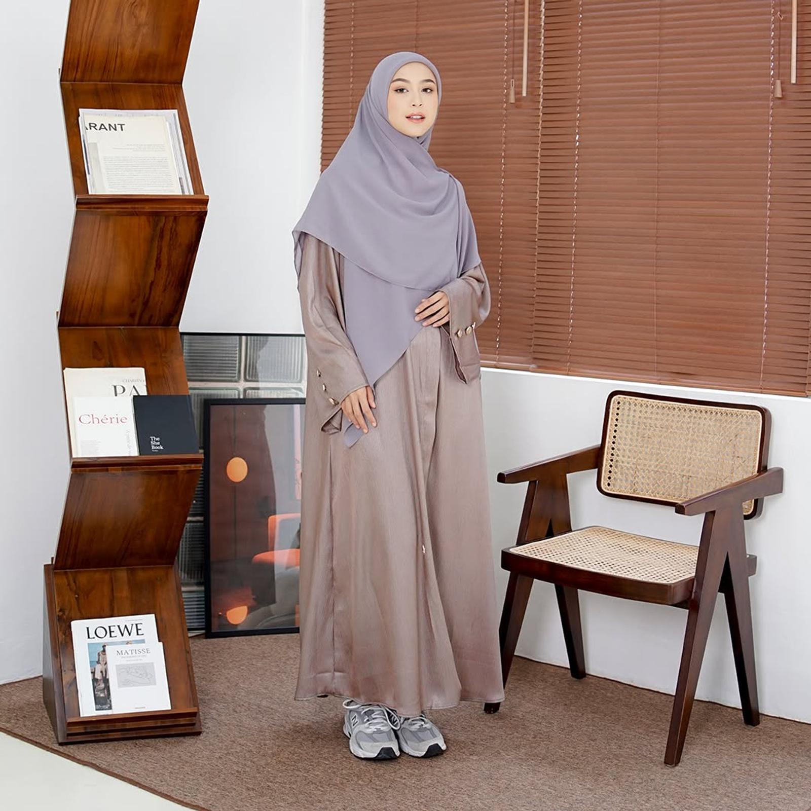 Tampil Syar’i dengan Model Abaya Polos Terbaru yang Stylish