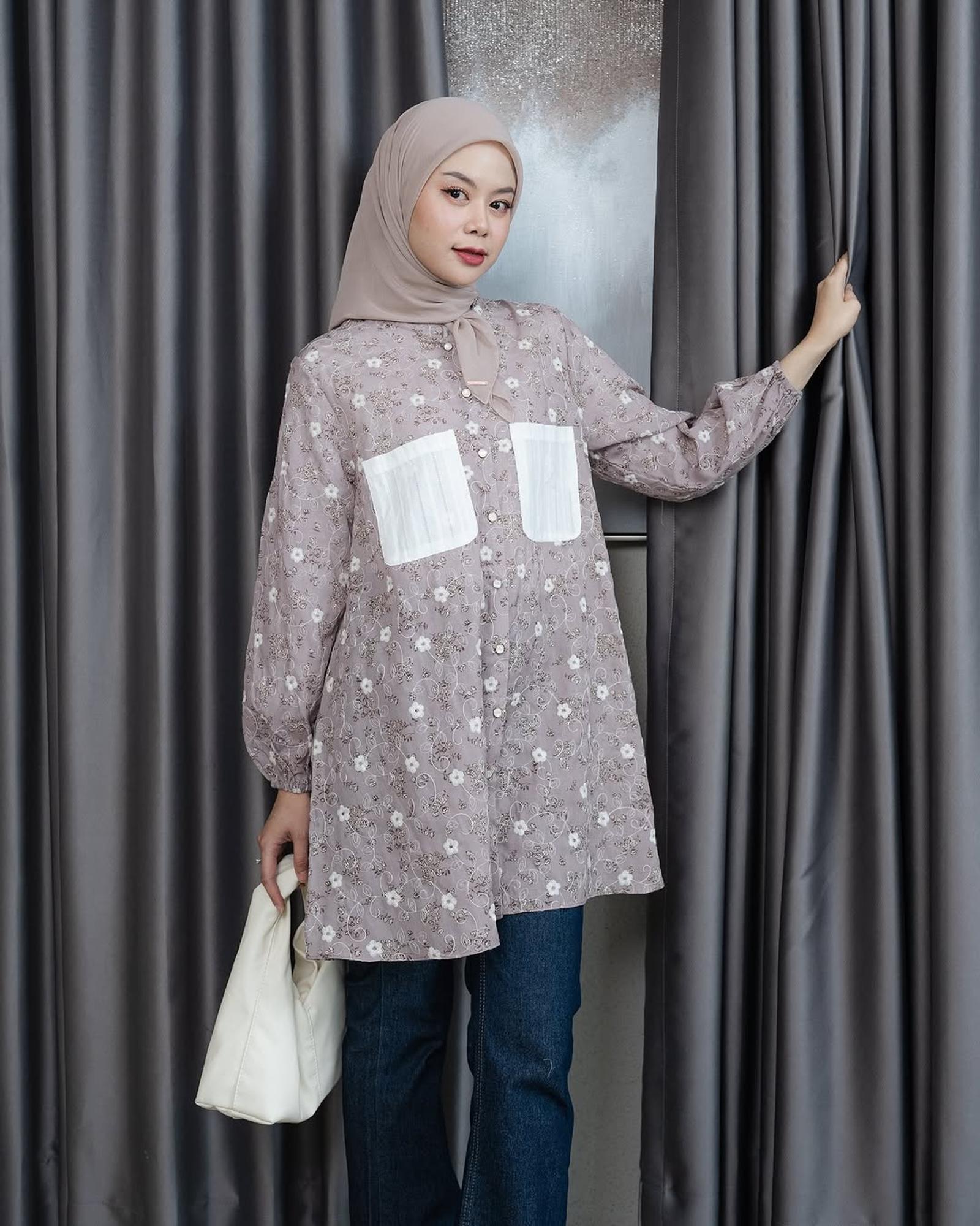 5 Rekomendasi Model Tunik Motif Bunga Kecil, Manis dan Modis!